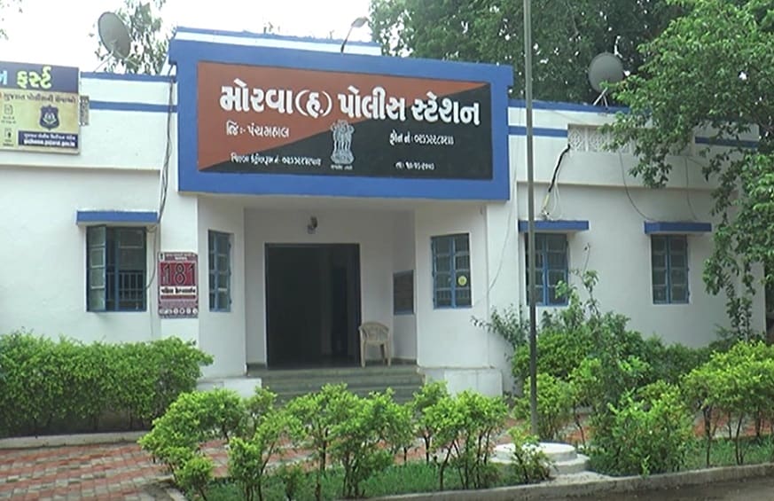 બનાવની વિગતો એવી છે કે મોરવા હડફની પાસે અગરવાડા ગામ આવેલું છે. અહીંયા ગઈકાલે મોડી રાતે એક હીટ એન્ડ રનની ઘટના થઈ હતી. આ હીટ એન્ડ રનમાં લગ્ન પ્રસંગ સમાપ્ત કરી રસ્તો ક્રોસ કરી રહેલા રાહદારીઓને એક કાર ચાલકે અડફેટે લીધા હતા. જે પૈકીના બે વ્યક્તિને ગંભીર ઇજાઓ પહોંચી હતી. બનાવની વિગતો એવી છે કે મોરવા હડફની પાસે અગરવાડા ગામ આવેલું છે. અહીંયા ગઈકાલે મોડી રાતે એક હીટ એન્ડ રનની ઘટના થઈ હતી. આ હીટ એન્ડ રનમાં લગ્ન પ્રસંગ સમાપ્ત કરી રસ્તો ક્રોસ કરી રહેલા રાહદારીઓને એક કાર ચાલકે અડફેટે લીધા હતા. જે પૈકીના બે વ્યક્તિને ગંભીર ઇજાઓ પહોંચી હતી.