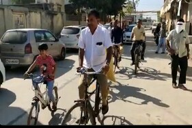 અમરેલી : પરેશ ધાનાણીએ સાઇકલ પર ખાતરની થેલી અને ગેસ સિલિન્ડર લઇ જઇ કર્યું મતદાન