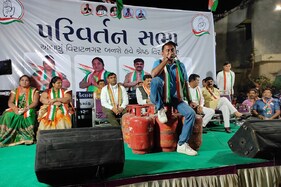 પરેશ ધાનાણીનો વધુ એક અંદાજ : મતદારોને રીઝવવા રાંધણ ગેસ સિલિન્ડર પર બેસીને સભા સંબોધી