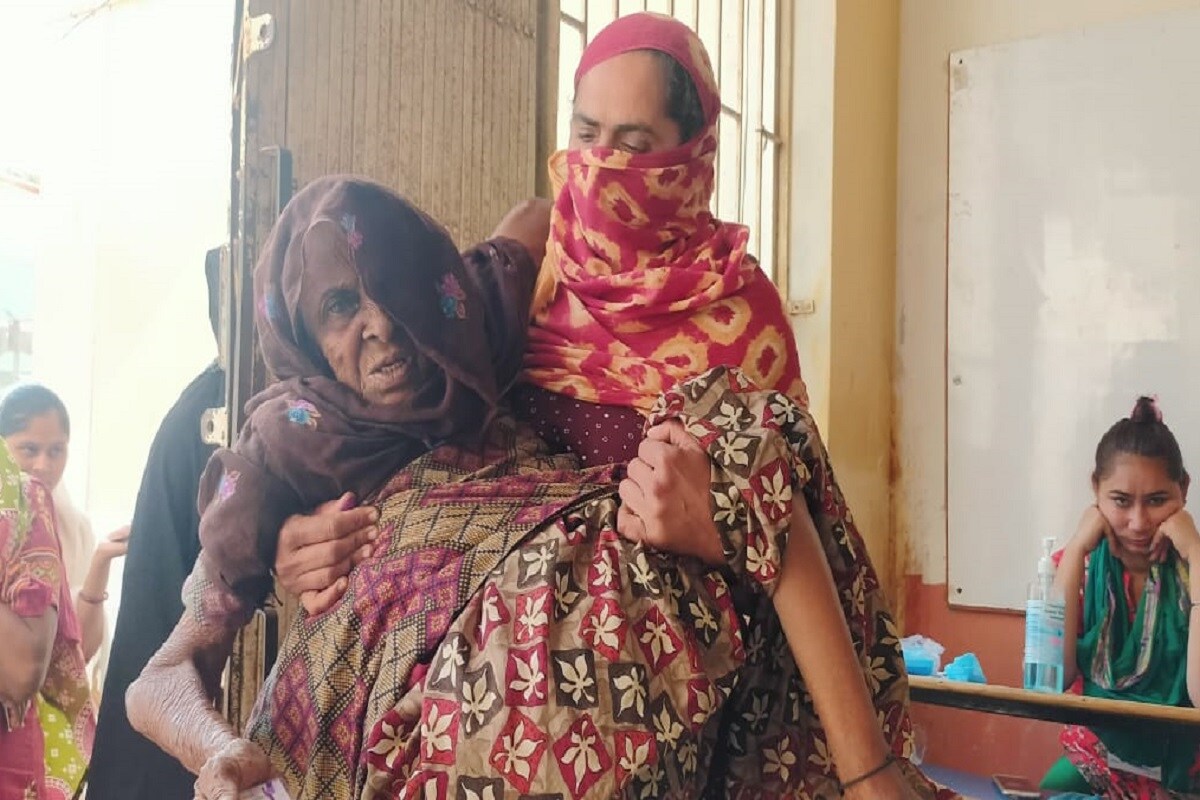 આજે રવિવારે, 28 ફેબ્રુઆરીના રોજ રાજ્યમાં (Gujarat) સવારે સાત વાગ્યાથી 31 જિલ્લા પંચાયત, 231 તાલુકા પંચાયત અને 81 નગરપાલિકામાં ચૂંટણી (Local Body Polls) યોજાઇ રહી છે. ત્યારે પાટણ (Patan) જિલ્લામાં પણ મતદારોમાં ઉત્સાહ દેખાઇ રહ્યો છે. પાટણ પાલિકામાં 44 બેઠકો માટે ચૂંટણી લડી રહેલા ભાજપ, કોંગ્રેસ, આપ, અપક્ષ અને અન્યના મળી કુલ 150 ઉમેદવારો માટે રવિવારે મતદાન યોજાઇ રહ્યું છે. અહીં પાટણના સાંતલપુર તાલુકાના 90 વર્ષના વૃદ્ધ દિવાન મનુબેન તથા અન્ય વડીલોએ પણ ઉત્સાહભેર મતદાન કર્યું હતું. આજે રવિવારે, 28 ફેબ્રુઆરીના રોજ રાજ્યમાં (Gujarat) સવારે સાત વાગ્યાથી 31 જિલ્લા પંચાયત, 231 તાલુકા પંચાયત અને 81 નગરપાલિકામાં ચૂંટણી (Local Body Polls) યોજાઇ રહી છે. ત્યારે પાટણ (Patan) જિલ્લામાં પણ મતદારોમાં ઉત્સાહ દેખાઇ રહ્યો છે. પાટણ પાલિકામાં 44 બેઠકો માટે ચૂંટણી લડી રહેલા ભાજપ, કોંગ્રેસ, આપ, અપક્ષ અને અન્યના મળી કુલ 150 ઉમેદવારો માટે રવિવારે મતદાન યોજાઇ રહ્યું છે. અહીં પાટણના સાંતલપુર તાલુકાના 90 વર્ષના વૃદ્ધ દિવાન મનુબેન તથા અન્ય વડીલોએ પણ ઉત્સાહભેર મતદાન કર્યું હતું.