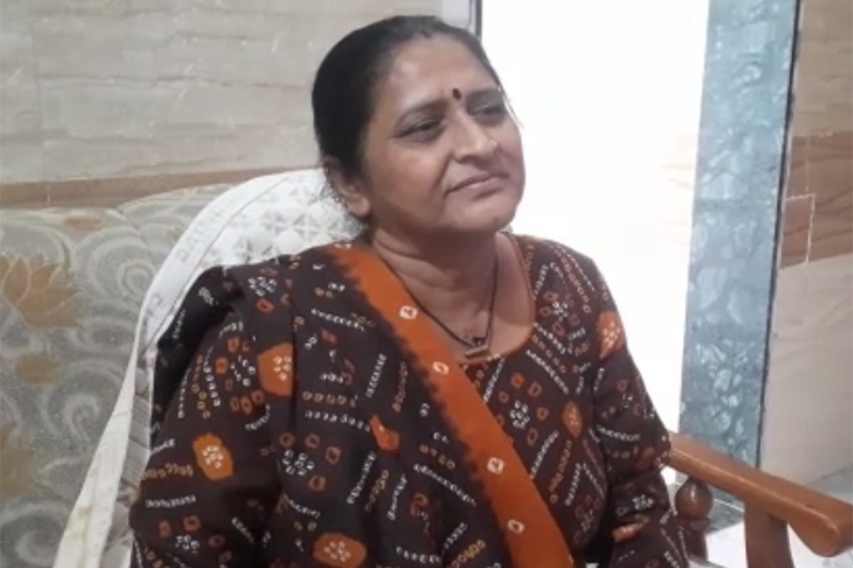 પોરબંદર નગરપાલિકાના વોર્ડ નંબર-3માંથી ભાજપના મહિલા ઉમેદવાર ઉષા સીડા (પ્રથમ પત્ની) ચૂંટણી લડી રહ્યા છે. જ્યારે તેમની સામે કૉંગ્રેસમાંથી શાંતિબેન (કથિત પત્ની) ઉમેદવારી કરી રહ્યા છે. પોરબંદર નગરપાલિકાના વોર્ડ નંબર-3માંથી ભાજપના મહિલા ઉમેદવાર ઉષા સીડા (પ્રથમ પત્ની) ચૂંટણી લડી રહ્યા છે. જ્યારે તેમની સામે કૉંગ્રેસમાંથી શાંતિબેન (કથિત પત્ની) ઉમેદવારી કરી રહ્યા છે.