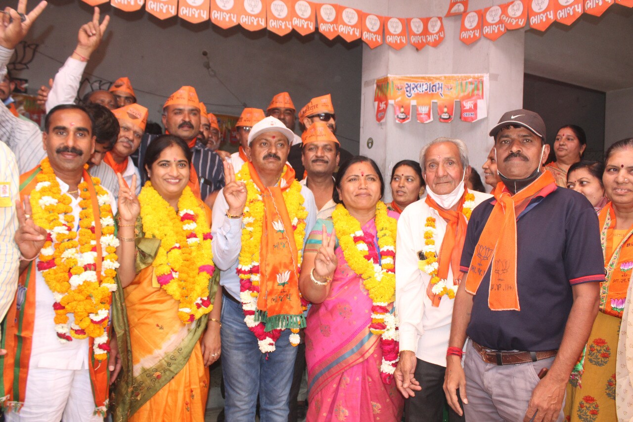 ભાજપે રાજ્યની તમામ 6 મહાનગરપાલિકાઓમાં ભાજપનો દબદબો યથાવત રહ્યો છે. રાજકોટ મહાનગરપાલિકાની ચૂંટણીના પરિણામોની ગણતરીમા 68 ઉમેદવારો જીત પણ મેળવી ચૂક્યા છે. ત્યારે રાજકોટમાં ભાજપના મહિલા ઉમેદવાર માત્ર 11 મતે વિજેતા બન્યા છે. રાજકોટના વોર્ડ નં 16માં ભાજપના રૂચિતાબેન માત્ર 11 મતે વિજેતા બન્યા છે. કોંગ્રેસના રસીલાબેન ગેરીયાને 8589 મત મળ્યા છે. જ્યારે ભાજપના રૂચિતાબેન જોશીને 8600 મત મળ્યા મળ્યા છે. ભાજપે રાજ્યની તમામ 6 મહાનગરપાલિકાઓમાં ભાજપનો દબદબો યથાવત રહ્યો છે. રાજકોટ મહાનગરપાલિકાની ચૂંટણીના પરિણામોની ગણતરીમા 68 ઉમેદવારો જીત પણ મેળવી ચૂક્યા છે. ત્યારે રાજકોટમાં ભાજપના મહિલા ઉમેદવાર માત્ર 11 મતે વિજેતા બન્યા છે. રાજકોટના વોર્ડ નં 16માં ભાજપના રૂચિતાબેન માત્ર 11 મતે વિજેતા બન્યા છે. કોંગ્રેસના રસીલાબેન ગેરીયાને 8589 મત મળ્યા છે. જ્યારે ભાજપના રૂચિતાબેન જોશીને 8600 મત મળ્યા મળ્યા છે.