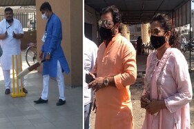 Pics: રાજકોટમાં કિર્તીદાન, સાંઇરામ દવેએ કર્યું મતદાન, BJPના શહેર પ્રમુખ રમ્યા ક્રિકેટ