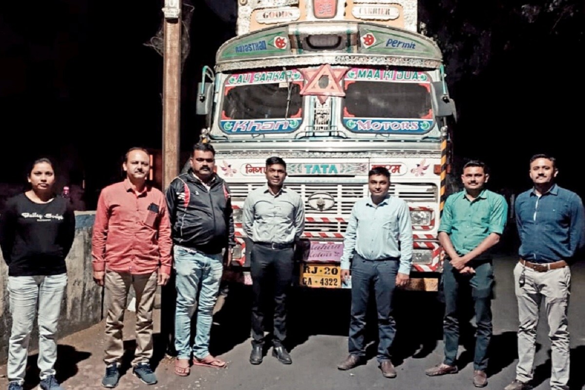 રાજકોટ શહેર સ્પેશિયલ ઓપરેશન ગ્રુપ દ્વારા રાજકોટ અમદાવાદ હાઇવે પર આવેલા કુચીયાદળ ગામના પાટિયા પાસેથી 7,72,800 રૂપિયાની કિંમતનો 2040 બોટલ દારૂ ભરેલો ટ્રક ઝડપી પાડવામાં આવ્યો છે. ત્યારે news18 ગુજરાતી સાથેની વાતચીતમાં એસઓજી પીઆઇ રોહિત રાવલે જણાવ્યું હતું કે, પીએસઆઇ અસલમ અન્સારી અને તેમની ટીમ પેટ્રોલિંગમાં હતી તે દરમિયાન બાતમી મળી હતી કે, કુચીયાદળ ના પાટીયા પાસેથી દારૂ ભરેલો ટ્રક પડ્યો છે. જે બાબતે એસઓજીની ટીમે 4322 નંબરનું ટોરસ ઝડપી પાડી તેની ઝડતી લેતાં ટ્રકમાં એક મોટું બોક્સ બનાવેલું નજરે પડયું હતું. જે બોક્સ તોડી ને ચેક કરતા અંદરથી જુદી-જુદી બ્રાન્ડનો દારૂ મળી આવ્યો હતો. રાજકોટ શહેર સ્પેશિયલ ઓપરેશન ગ્રુપ દ્વારા રાજકોટ અમદાવાદ હાઇવે પર આવેલા કુચીયાદળ ગામના પાટિયા પાસેથી 7,72,800 રૂપિયાની કિંમતનો 2040 બોટલ દારૂ ભરેલો ટ્રક ઝડપી પાડવામાં આવ્યો છે. ત્યારે news18 ગુજરાતી સાથેની વાતચીતમાં એસઓજી પીઆઇ રોહિત રાવલે જણાવ્યું હતું કે, પીએસઆઇ અસલમ અન્સારી અને તેમની ટીમ પેટ્રોલિંગમાં હતી તે દરમિયાન બાતમી મળી હતી કે, કુચીયાદળ ના પાટીયા પાસેથી દારૂ ભરેલો ટ્રક પડ્યો છે. જે બાબતે એસઓજીની ટીમે 4322 નંબરનું ટોરસ ઝડપી પાડી તેની ઝડતી લેતાં ટ્રકમાં એક મોટું બોક્સ બનાવેલું નજરે પડયું હતું. જે બોક્સ તોડી ને ચેક કરતા અંદરથી જુદી-જુદી બ્રાન્ડનો દારૂ મળી આવ્યો હતો.