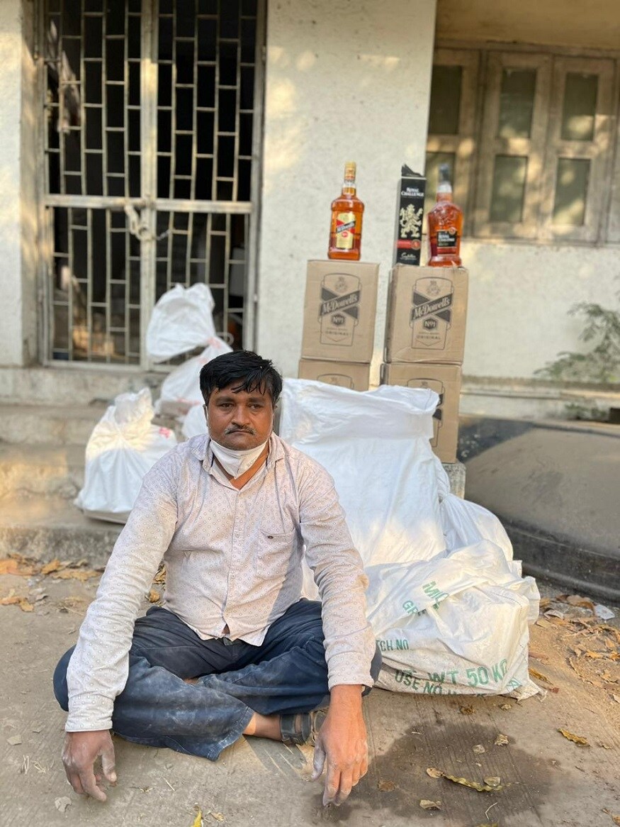 રાજકોટ શહેરના આજીડેમ પોલીસ સ્ટેશનના પીઆઈ વી.જે ચાવડા એ ન્યુઝ18 ગુજરાતી સાથેની વાતચીતમાં જણાવ્યું હતું કે, પીએસઆઇ એમ ઝાલા અને તેમની ટીમને બાતમી મળી હતી કે આજીડેમ પોલીસ સ્ટેશન વિસ્તારમાં આવેલા લોઠડા ગામ બજરંગ ઇન્ડસ્ટ્રીયલ એરીયા થી પડવલા ગામ તરફ જવાના રસ્તે ખુલ્લી જગ્યામાં આરોપી અશ્વિન ગોહિલે છુપાવી રાખી છે. ત્યારે ચોક્કસ બાતમીના આધારે રેડ કરતા ઘટનાસ્થળેથી આરોપી જુદા જુદા બ્રાન્ડની 59 દારૂની બોટલ સાથે ઝડપાઈ જતાં તેની ધરપકડ કરવામાં આવી છે. રાજકોટ શહેરના આજીડેમ પોલીસ સ્ટેશનના પીઆઈ વી.જે ચાવડા એ ન્યુઝ18 ગુજરાતી સાથેની વાતચીતમાં જણાવ્યું હતું કે, પીએસઆઇ એમ ઝાલા અને તેમની ટીમને બાતમી મળી હતી કે આજીડેમ પોલીસ સ્ટેશન વિસ્તારમાં આવેલા લોઠડા ગામ બજરંગ ઇન્ડસ્ટ્રીયલ એરીયા થી પડવલા ગામ તરફ જવાના રસ્તે ખુલ્લી જગ્યામાં આરોપી અશ્વિન ગોહિલે છુપાવી રાખી છે. ત્યારે ચોક્કસ બાતમીના આધારે રેડ કરતા ઘટનાસ્થળેથી આરોપી જુદા જુદા બ્રાન્ડની 59 દારૂની બોટલ સાથે ઝડપાઈ જતાં તેની ધરપકડ કરવામાં આવી છે.