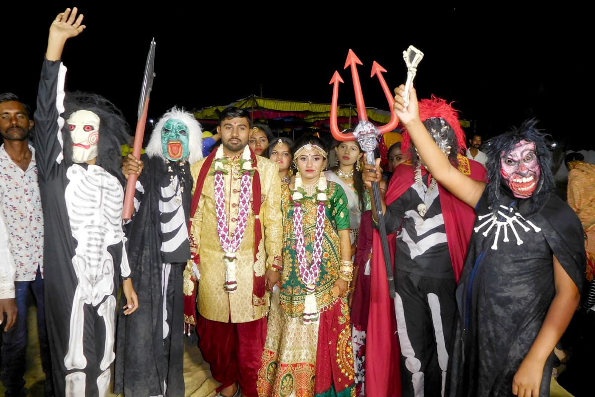 અંકિત પોપટ, રાજકોટ : રાજકોટ વિજ્ઞાન જાથા દ્વારા અંધશ્રદ્ધાને તિલાંજલિ આપવા માટે દર વર્ષે કાળી ચૌદસના દિવસે જુદા-જુદા સ્મશાનમાં જઇ ભજીયા ખાવાનો કાર્યક્રમ રાખવામાં આવતો હોય છે. તો વર્ષ દરમિયાન અનેક અંધશ્રદ્ધાને તિલાંજલિ આપવા માટે નવીનતમ કાર્યક્રમો યોજવામાં આવતા હોય છે. ત્યારે રાજકોટ જિલ્લાના કોટડાસાંગાણી ના રામોદ માં લગ્ન બાદ નવદંપતીને સ્મશાનમાં ઉતારો આપવામાં આવ્યો હતો. તો ડીજેના તાલે ભૂતડા સાથે ફુલેકુ પણ કાઢવામાં આવ્યું હતું. અંકિત પોપટ, રાજકોટ : રાજકોટ વિજ્ઞાન જાથા દ્વારા અંધશ્રદ્ધાને તિલાંજલિ આપવા માટે દર વર્ષે કાળી ચૌદસના દિવસે જુદા-જુદા સ્મશાનમાં જઇ ભજીયા ખાવાનો કાર્યક્રમ રાખવામાં આવતો હોય છે. તો વર્ષ દરમિયાન અનેક અંધશ્રદ્ધાને તિલાંજલિ આપવા માટે નવીનતમ કાર્યક્રમો યોજવામાં આવતા હોય છે. ત્યારે રાજકોટ જિલ્લાના કોટડાસાંગાણી ના રામોદ માં લગ્ન બાદ નવદંપતીને સ્મશાનમાં ઉતારો આપવામાં આવ્યો હતો. તો ડીજેના તાલે ભૂતડા સાથે ફુલેકુ પણ કાઢવામાં આવ્યું હતું.