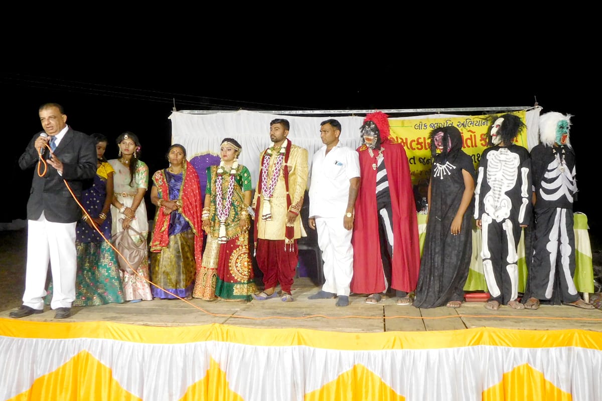 જાન પરત આવતાની સાથે જ ભૂતડાના કપડા પહેરી અમારા કાર્યકર્તાઓ ફૂલેકા માં જોડાયા હતા. જે પ્રકારે દેવાધિદેવ મહાદેવ ની જાનમાં ભૂત પ્રેત સહિતનાઓ જોડાયા હોવાની કથા પ્રચલિત છે. તે પ્રકારનો માહોલ રામોદ ગામે અંધશ્રદ્ધાને લોકોના મનમાંથી જડમુળ માંથી કાઢી નાખવા માટે યોજવામાં આવ્યો હતો. જાન પરત આવતાની સાથે જ ભૂતડાના કપડા પહેરી અમારા કાર્યકર્તાઓ ફૂલેકા માં જોડાયા હતા. જે પ્રકારે દેવાધિદેવ મહાદેવ ની જાનમાં ભૂત પ્રેત સહિતનાઓ જોડાયા હોવાની કથા પ્રચલિત છે. તે પ્રકારનો માહોલ રામોદ ગામે અંધશ્રદ્ધાને લોકોના મનમાંથી જડમુળ માંથી કાઢી નાખવા માટે યોજવામાં આવ્યો હતો.