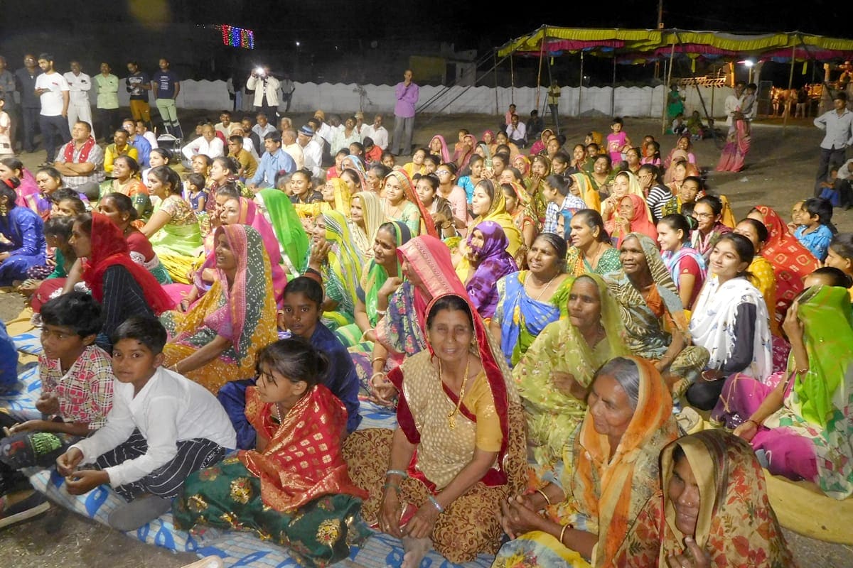 અંદાજિત રાત્રિના ૧૨ વાગ્યા સુધી નવદંપતી સહિત તેમના પરિવારજનો તેમજ ગ્રામજનો સ્મશાનમાં યોજવામાં આવેલા કાર્યક્રમમાં હાજર રહ્યા હતા. સૌથી મહત્વની વાત તો એ છે કે મીંઢોળ બંધાયા બાદ આપણે ત્યાં વર હોય કે વધુ તેમને માઠા પ્રસંગોમાં સંમલીત કરવામાં નથી આવતા. પરંતુ રાઠોડ પરિવાર ના દીકરા ના લગ્ન યોજાય તે પૂર્વે જ તેના દાદીમાનું અવસાન થયું હતું. ત્યારે મીંઢોળ બાંધ્યા બાદ પણ યુવાને પોતાના દાદીમાને અંતિમયાત્રા સમયે કાંધ આપી હતી. તેમજ અંતિમ વિધિ પૂર્ણ કર્યા બાદ તમામ લોકો લગ્ન જેવા શુભ પ્રસંગ માટે ની તૈયારીઓમાં લાગી ગયા હતા. અંદાજિત રાત્રિના ૧૨ વાગ્યા સુધી નવદંપતી સહિત તેમના પરિવારજનો તેમજ ગ્રામજનો સ્મશાનમાં યોજવામાં આવેલા કાર્યક્રમમાં હાજર રહ્યા હતા. સૌથી મહત્વની વાત તો એ છે કે મીંઢોળ બંધાયા બાદ આપણે ત્યાં વર હોય કે વધુ તેમને માઠા પ્રસંગોમાં સંમલીત કરવામાં નથી આવતા. પરંતુ રાઠોડ પરિવાર ના દીકરા ના લગ્ન યોજાય તે પૂર્વે જ તેના દાદીમાનું અવસાન થયું હતું. ત્યારે મીંઢોળ બાંધ્યા બાદ પણ યુવાને પોતાના દાદીમાને અંતિમયાત્રા સમયે કાંધ આપી હતી. તેમજ અંતિમ વિધિ પૂર્ણ કર્યા બાદ તમામ લોકો લગ્ન જેવા શુભ પ્રસંગ માટે ની તૈયારીઓમાં લાગી ગયા હતા.
