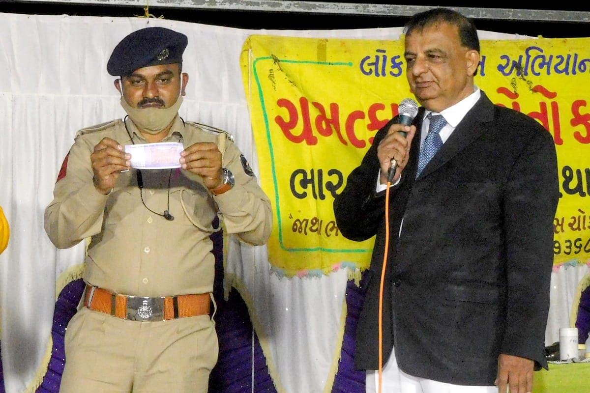 આમ, વધુ એક વખત રાજકોટ વિજ્ઞાન જાથા દ્વારા લોકોના મનમાં રહેલ અંધશ્રદ્ધાને દૂર કરવાનો સરાહનીય પ્રયાસ કરવામાં આવ્યો છે. ત્યારે આગામી સમયમાં વિજ્ઞાન જાથા દ્વારા એક નવો પ્રયાસ પણ કરવામાં આવશે. જે પ્રયાસ અંતર્ગત નવદંપતી ને ન માત્ર સ્મશાનમાં ઉતારો આપવામાં આવશે. પરંતુ તેઓ પોતાની સુહાગરાત પણ સ્મશાનમાં જ મનાવશે. આમ, વધુ એક વખત રાજકોટ વિજ્ઞાન જાથા દ્વારા લોકોના મનમાં રહેલ અંધશ્રદ્ધાને દૂર કરવાનો સરાહનીય પ્રયાસ કરવામાં આવ્યો છે. ત્યારે આગામી સમયમાં વિજ્ઞાન જાથા દ્વારા એક નવો પ્રયાસ પણ કરવામાં આવશે. જે પ્રયાસ અંતર્ગત નવદંપતી ને ન માત્ર સ્મશાનમાં ઉતારો આપવામાં આવશે. પરંતુ તેઓ પોતાની સુહાગરાત પણ સ્મશાનમાં જ મનાવશે.
