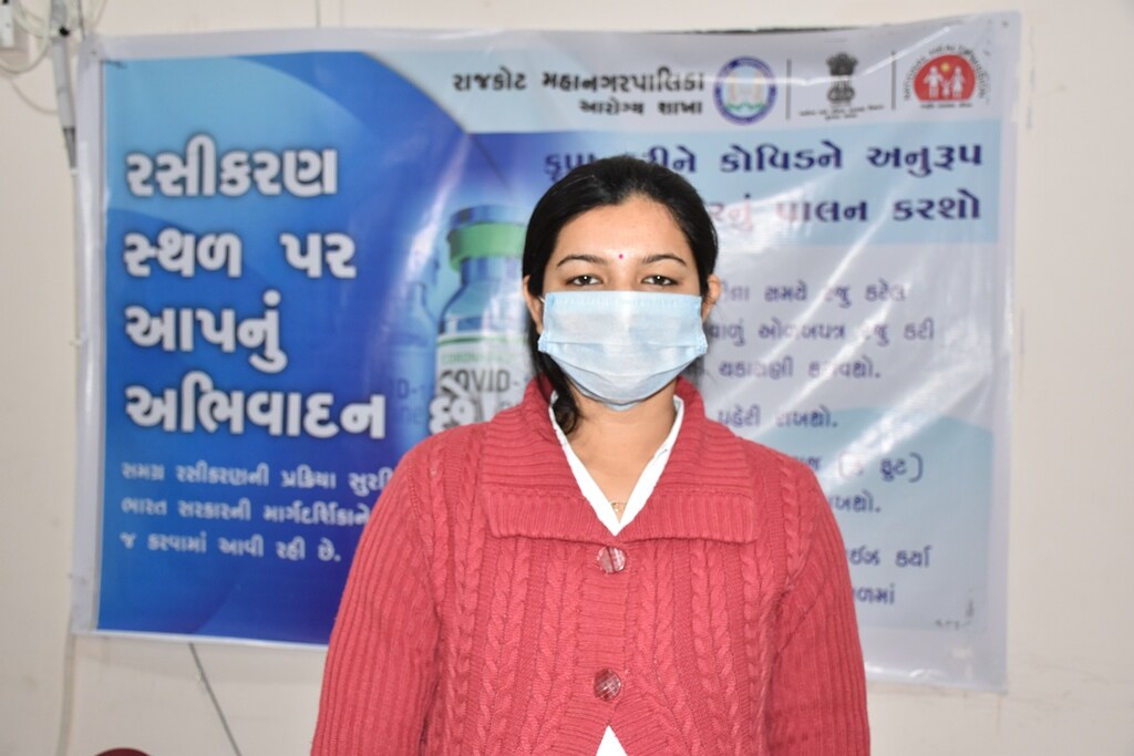 આ તકે હેતલબેન માકડીયાએ જણાવ્યું હતું કે, હું એક નર્સ છું અને છેલ્લા સાત વર્ષથી રાજકોટ સિવિલમાં ખાતે સેવા આપુ છું. કોરોનાના કપરા કાળમાં હું એનેમિયાની બિમારીનો સામનો કરી રહી હતી. મારી આ સમસ્યાના કારણે મને કોરોનાાના દર્દીઓની સેવા કરવાનો મોકો નથી મળ્યો, તે વાતનું દુઃખ હતું. ઈશ્વર બધાને સમાન તક આપે છે તે ન્યાયે મને પણ સેવાની એક તક મળી કોરોનાની રસીના વેક્સિનેટર બનવાની. આ તકે હેતલબેન માકડીયાએ જણાવ્યું હતું કે, હું એક નર્સ છું અને છેલ્લા સાત વર્ષથી રાજકોટ સિવિલમાં ખાતે સેવા આપુ છું. કોરોનાના કપરા કાળમાં હું એનેમિયાની બિમારીનો સામનો કરી રહી હતી. મારી આ સમસ્યાના કારણે મને કોરોનાાના દર્દીઓની સેવા કરવાનો મોકો નથી મળ્યો, તે વાતનું દુઃખ હતું. ઈશ્વર બધાને સમાન તક આપે છે તે ન્યાયે મને પણ સેવાની એક તક મળી કોરોનાની રસીના વેક્સિનેટર બનવાની.