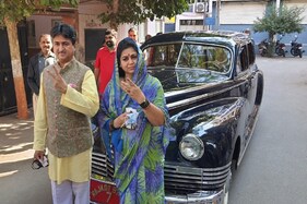 Photos: રાજકોટના રાજવી પરિવારનો દબદબો, વિન્ટેજ કારમાં આવ્યા મતદાન કરવા