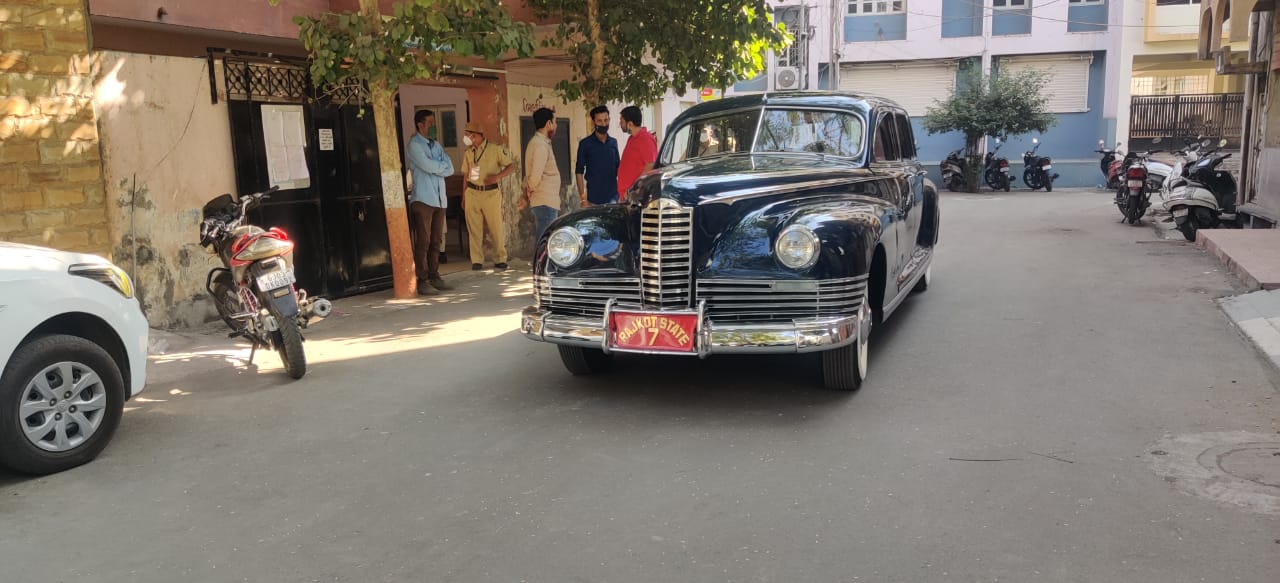 રાજકોટના રાજવી માંધાતાસિંહે પરિવાર સાથે મતદાન કર્યું હતું. તેઓ પોતાની વિન્ટેજ કારમાં મતદાન કરવા પેલેસથી નીકળ્યા હતા. માંધાતાસિંહજી તેમના ધર્મપત્ની સાથે રાજકોટ સ્ટેટ 7 લખેલી વિન્ટેજ કારમાં મતદાન કરવા રવાના થયા હતા. તેમણે પરિવાર સાથે લોકશાહીનાં પાવન પર્વની ભવ્ય ઉજવણી કરી હતી. રાજકોટના રાજવી માંધાતાસિંહે પરિવાર સાથે મતદાન કર્યું હતું. તેઓ પોતાની વિન્ટેજ કારમાં મતદાન કરવા પેલેસથી નીકળ્યા હતા. માંધાતાસિંહજી તેમના ધર્મપત્ની સાથે રાજકોટ સ્ટેટ 7 લખેલી વિન્ટેજ કારમાં મતદાન કરવા રવાના થયા હતા. તેમણે પરિવાર સાથે લોકશાહીનાં પાવન પર્વની ભવ્ય ઉજવણી કરી હતી.