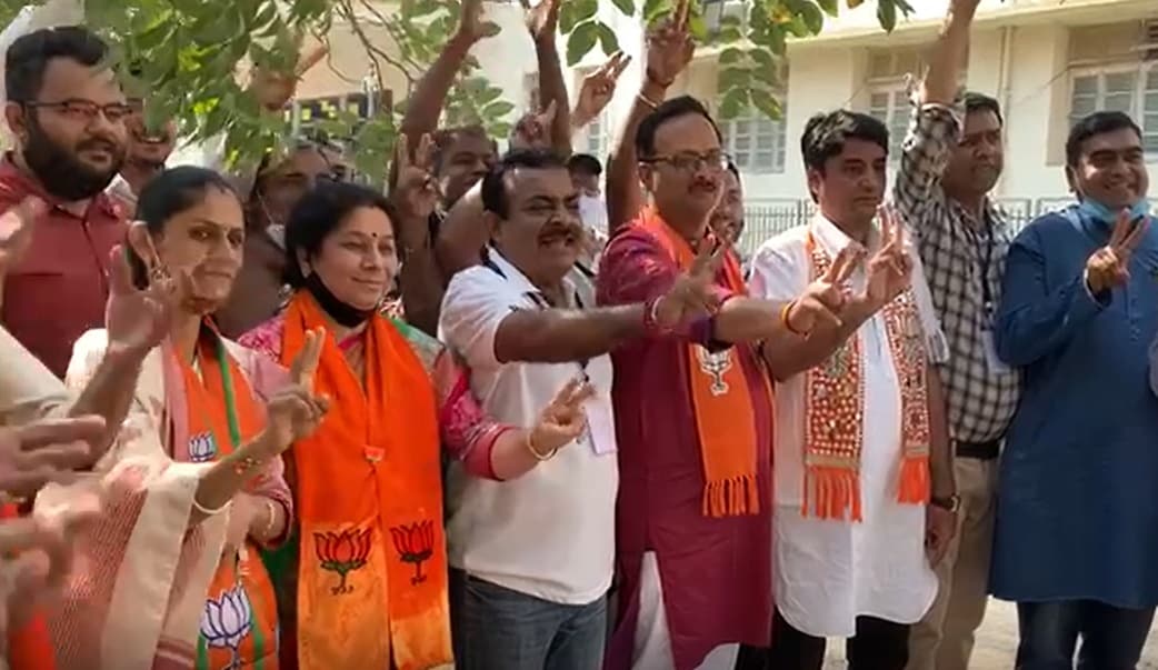રાજકોટ મનપાના જંગમાં આ વખતે 72 બેઠકોમાંથી 68 બેઠકો ભારતીય જનતા પાર્ટી જીતી છે. ભારતીય જનતા પાર્ટીની આ થિયરીમાં રાજકોટ શહેરના અનેક નવયુવાનો જીત્યા છે. ગત ચૂંટણીમાં ભારતીય જનતા પાર્ટીના ફાળે 38 બેઠકો ગઈ હતી જ્યારે કૉંગ્રેસ 34 બેઠકો જીત્યુ હતું તો ભારતીય જનતા પાર્ટીનો રકાસ પણ નીકળ્યો હતો. જોકે, આ ચૂંટણીમાં ભાજપે 68 બેઠકો પર કબજો જમાવ્યો છે જ્યારે કૉંગ્રેસ માત્ર 4 બેઠક જીત્યુ છે. રાજકોટ મનપાના જંગમાં આ વખતે 72 બેઠકોમાંથી 68 બેઠકો ભારતીય જનતા પાર્ટી જીતી છે. ભારતીય જનતા પાર્ટીની આ થિયરીમાં રાજકોટ શહેરના અનેક નવયુવાનો જીત્યા છે. ગત ચૂંટણીમાં ભારતીય જનતા પાર્ટીના ફાળે 38 બેઠકો ગઈ હતી જ્યારે કૉંગ્રેસ 34 બેઠકો જીત્યુ હતું તો ભારતીય જનતા પાર્ટીનો રકાસ પણ નીકળ્યો હતો. જોકે, આ ચૂંટણીમાં ભાજપે 68 બેઠકો પર કબજો જમાવ્યો છે જ્યારે કૉંગ્રેસ માત્ર 4 બેઠક જીત્યુ છે.