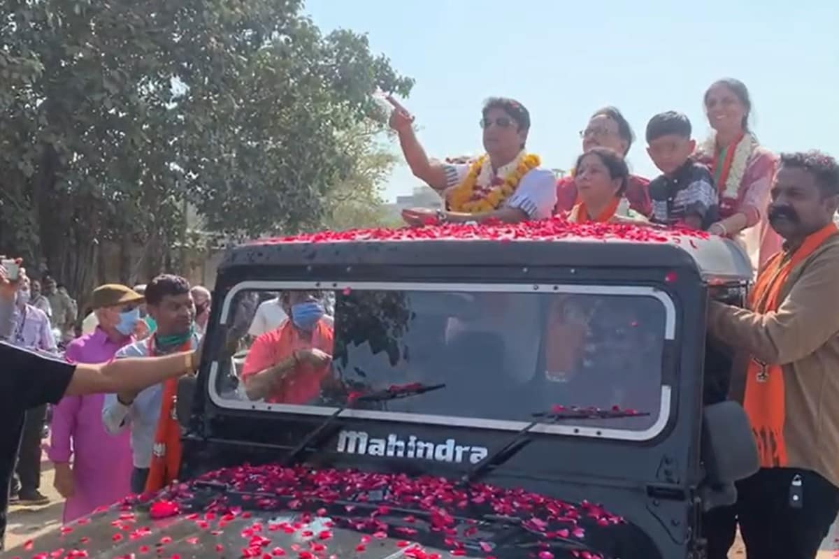 રાજકોટ : ગુજરાતની છ મહાનગરપાલિકાની ચૂંટણી (Gujarat Municipal corporation election 2021)ના પરિણામો હવે સ્પષ્ટ થઈ ગયા છે. તમામ જગ્યાએ ભારતીય જનતા પાર્ટી (BJP) પોતાની સરકાર બનાવી રહી છે આ દરમિયાન રાજ્યના મુખ્યમંત્રી વિજય રૂપાણી (Gujarat CM Vijay Rupani)ના શહેર રાજકોટમાં (Rajkot)માં ભારતીય જનતા પાર્ટીએ સપાટો બોલાવ્યો છે. ભાજપનો અહીંયા ફક્ત જ્વલંત વિજય નથી થયો પરંતુ કૉંગ્રેસના સૂપડાં સાફ પણ કર્યા છે. ગત ચૂંટણીમાં એટલે કે વર્ષ 2015ની મહાનગર પાલિકાની ચૂંટણી કરતાં ભાજપને બમણી બેઠકો મળી છે. રાજકોટ : ગુજરાતની છ મહાનગરપાલિકાની ચૂંટણી (Gujarat Municipal corporation election 2021)ના પરિણામો હવે સ્પષ્ટ થઈ ગયા છે. તમામ જગ્યાએ ભારતીય જનતા પાર્ટી (BJP) પોતાની સરકાર બનાવી રહી છે આ દરમિયાન રાજ્યના મુખ્યમંત્રી વિજય રૂપાણી (Gujarat CM Vijay Rupani)ના શહેર રાજકોટમાં (Rajkot)માં ભારતીય જનતા પાર્ટીએ સપાટો બોલાવ્યો છે. ભાજપનો અહીંયા ફક્ત જ્વલંત વિજય નથી થયો પરંતુ કૉંગ્રેસના સૂપડાં સાફ પણ કર્યા છે. ગત ચૂંટણીમાં એટલે કે વર્ષ 2015ની મહાનગર પાલિકાની ચૂંટણી કરતાં ભાજપને બમણી બેઠકો મળી છે.