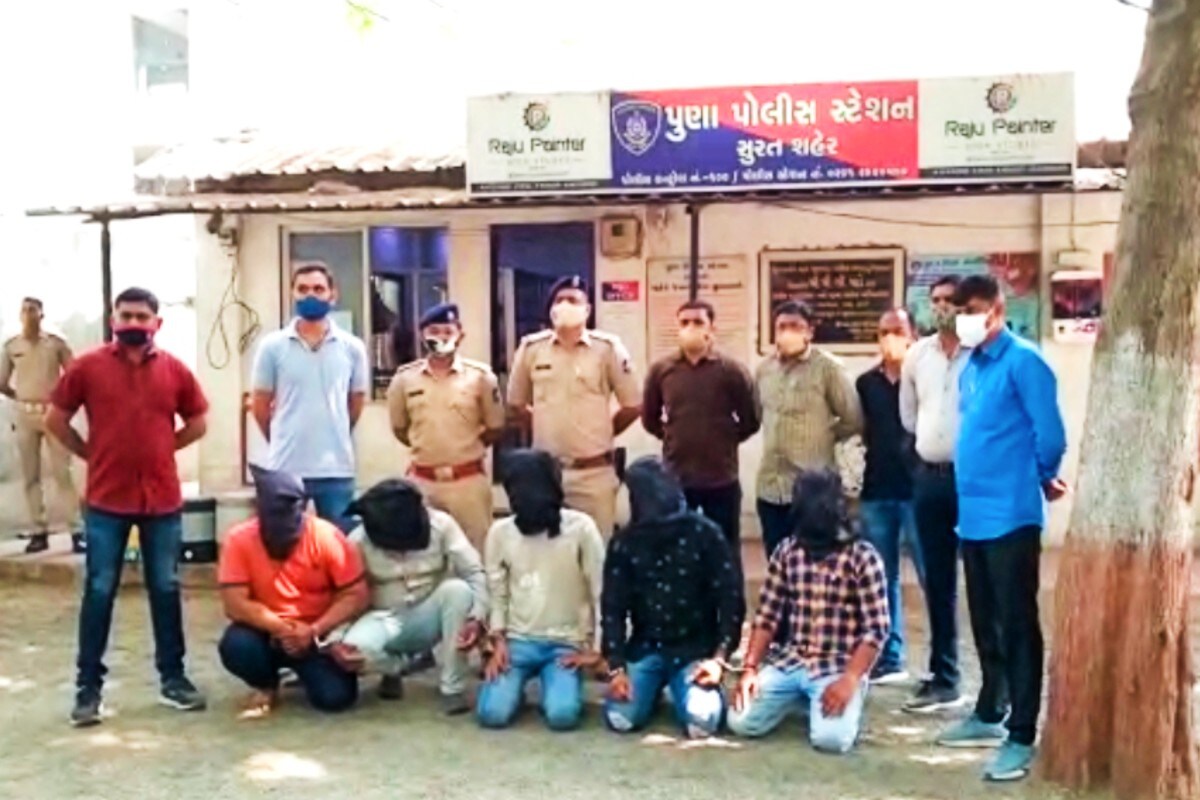 કિર્તેશ પટેલ, સુરત : વરાછા મીનીબજાર વિસ્તારમાં રહેતા હીરાના સરીન મશીનના રિપેરીંગના કારીગરને મિત્રના કહેવાથી તેના મિત્રને વ્યાજે રૂપિયા અપાવાનું ભારે પડ્યું છે. મિત્રના મિત્રઍ વ્યાજ નહી ચુકવતા ફાયનાન્સરે ગઈકાલે બપોરે તેનું પુણાગામ બસ સ્ટેશન પાસેથી અપહરણ કરી ભૈયાનગર ખાતે આવેલી તેની ફાયનાન્સની ઓફિસમાં ગોધી ઢોર મારમારી વ્યાજે લીધેલા રૂપિયા 50 હજારની સામે 70 હજારની માંગણી કરી હતી તેમજ કોરા ચેક ઉપર રૂપિયા 1.50 લાખની રકમ લખી સહી કરાવી લીધી હતી. કિર્તેશ પટેલ, સુરત : વરાછા મીનીબજાર વિસ્તારમાં રહેતા હીરાના સરીન મશીનના રિપેરીંગના કારીગરને મિત્રના કહેવાથી તેના મિત્રને વ્યાજે રૂપિયા અપાવાનું ભારે પડ્યું છે. મિત્રના મિત્રઍ વ્યાજ નહી ચુકવતા ફાયનાન્સરે ગઈકાલે બપોરે તેનું પુણાગામ બસ સ્ટેશન પાસેથી અપહરણ કરી ભૈયાનગર ખાતે આવેલી તેની ફાયનાન્સની ઓફિસમાં ગોધી ઢોર મારમારી વ્યાજે લીધેલા રૂપિયા 50 હજારની સામે 70 હજારની માંગણી કરી હતી તેમજ કોરા ચેક ઉપર રૂપિયા 1.50 લાખની રકમ લખી સહી કરાવી લીધી હતી.