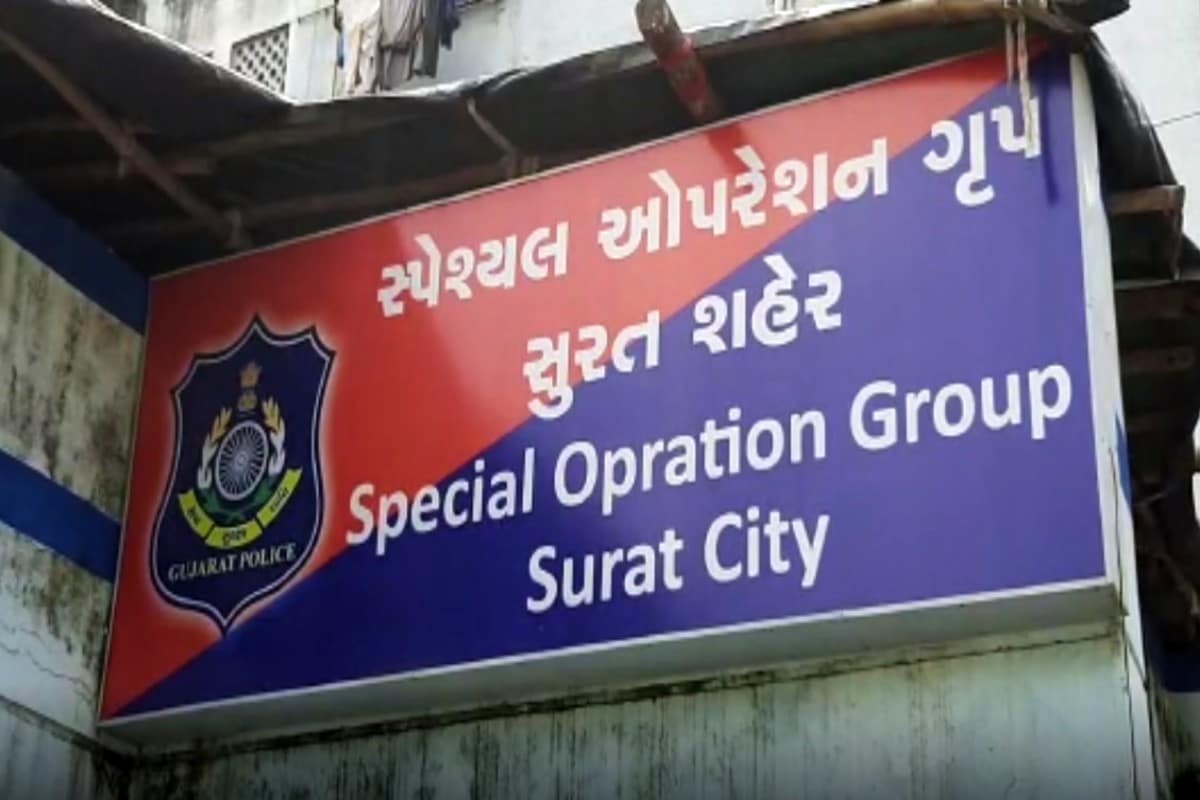 પીસીબીએ કાર ચલાવી રહેલા પોલીસપુત્ર કૃપાલસિંહ રાજેન્દ્રસિંહ સોલંકી ઉપરાંત આકીબ ઉર્ફે અલોન શફીક ખાન , ઝાકીર ઇમરાન ચક્કીવાલા અને ઝૈબ અલી સૈયદને ઝડપી લીધા હતા. પીસીબીએ તેમની પાસેથી દારૂ ઉપરાંત 7 મોબાઈલ ફોન, રોકડા રૂ.1290 અને રૂ.2.50 લાખની કાર સહિત કુલ રૂ.3,24,190 નો મુદ્દામાલ મળી આવ્યો હતો. પીસીબીએ કાર ચલાવી રહેલા પોલીસપુત્ર કૃપાલસિંહ રાજેન્દ્રસિંહ સોલંકી ઉપરાંત આકીબ ઉર્ફે અલોન શફીક ખાન , ઝાકીર ઇમરાન ચક્કીવાલા અને ઝૈબ અલી સૈયદને ઝડપી લીધા હતા. પીસીબીએ તેમની પાસેથી દારૂ ઉપરાંત 7 મોબાઈલ ફોન, રોકડા રૂ.1290 અને રૂ.2.50 લાખની કાર સહિત કુલ રૂ.3,24,190 નો મુદ્દામાલ મળી આવ્યો હતો.
