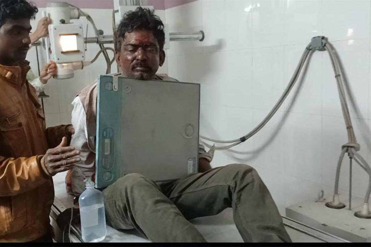 મળતી માહિતી પ્રમાણે મૂળ ટંકારાના રહેવાસી સારુલભાઈ ભાણાભાઈ વાઘેલા રહે. ઉગમના નાકા ટંકારા સાંજે 8થી 8.30 વાગ્યાની વચ્ચે પોતાની ભેંસ શોધવા માટે નીકળ્યા હતા. આ દરમિયાન અંદાજે ત્રણ ઈસમોએ સારુલભાઈ ભાણાભાઈ વાઘેલાને આંતરી લીધા હતા અને તેમને ગળામાં પહેરેલી સોનાની ડોડી, 5,000 રૂપિયા રોકડા અને મોબાઈલ ફોનની લૂંટ ચલાવી હતી. મળતી માહિતી પ્રમાણે મૂળ ટંકારાના રહેવાસી સારુલભાઈ ભાણાભાઈ વાઘેલા રહે. ઉગમના નાકા ટંકારા સાંજે 8થી 8.30 વાગ્યાની વચ્ચે પોતાની ભેંસ શોધવા માટે નીકળ્યા હતા. આ દરમિયાન અંદાજે ત્રણ ઈસમોએ સારુલભાઈ ભાણાભાઈ વાઘેલાને આંતરી લીધા હતા અને તેમને ગળામાં પહેરેલી સોનાની ડોડી, 5,000 રૂપિયા રોકડા અને મોબાઈલ ફોનની લૂંટ ચલાવી હતી.