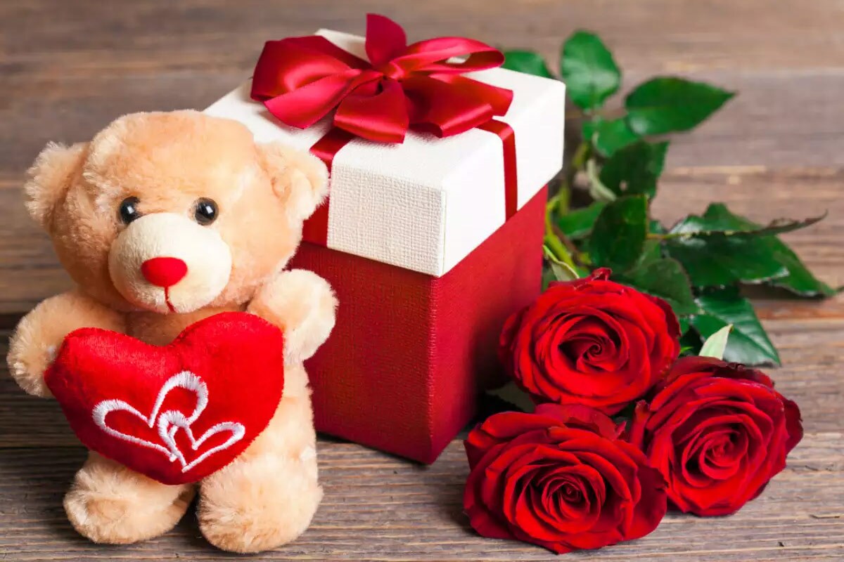 Teddy Day એક ક્યૂટ Teddy ગિફ્ટ કરીને ઉજવવામાં આવે છે જે બે વ્યક્તિઓના પ્રેમ-સંબંધનું પ્રતીક છે. એવું માનવામાં આવે છે કે આ દિવસે અમેરિકાના પૂર્વ રાષ્ટ્રપ્રમુખ થિઓડોર ‘ટેડી’ રુઝવેલ્ટ (Theodore Roosevelt)ને એક ક્યૂટ ટેડી મળ્યું હતું, જેને એક શિકાર યાત્રા દરમિયાન કોઈ જાનવરની હત્યા ન કરવાના તેમના નિર્ણયનું સન્માન કરીને ડિઝાઇન કરવામાં આવ્યું હતું. Teddy Day એક ક્યૂટ Teddy ગિફ્ટ કરીને ઉજવવામાં આવે છે જે બે વ્યક્તિઓના પ્રેમ-સંબંધનું પ્રતીક છે. એવું માનવામાં આવે છે કે આ દિવસે અમેરિકાના પૂર્વ રાષ્ટ્રપ્રમુખ થિઓડોર ‘ટેડી’ રુઝવેલ્ટ (Theodore Roosevelt)ને એક ક્યૂટ ટેડી મળ્યું હતું, જેને એક શિકાર યાત્રા દરમિયાન કોઈ જાનવરની હત્યા ન કરવાના તેમના નિર્ણયનું સન્માન કરીને ડિઝાઇન કરવામાં આવ્યું હતું.