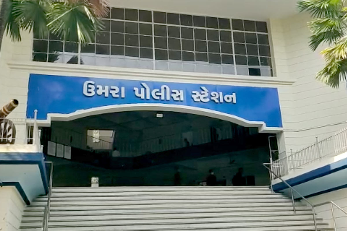 પોલીસે ઘટના સ્થળેથી અંગ્રેજી દારૂની અલગ અલગ કંપનીની ખાલી બાટલી, બૂચ તથા અન્ય કેમિકલ કબજે કર્યું હતું. પોલીસે યુવાનની પૂછપરછ કરતા કેમિકલનો ઉપયોગ કરીને ડુપ્લિકેટ પરપ્રાંતીય દારૂ બનાવીને વેચાણ કરતો હોવાની કબૂલાત કરી હતી. પોલીસે આ યુવક વિરુદ્ધ કાયદેસરની કાર્યવાહી શરૂ કરી છે. પોલીસે ઘટના સ્થળેથી અંગ્રેજી દારૂની અલગ અલગ કંપનીની ખાલી બાટલી, બૂચ તથા અન્ય કેમિકલ કબજે કર્યું હતું. પોલીસે યુવાનની પૂછપરછ કરતા કેમિકલનો ઉપયોગ કરીને ડુપ્લિકેટ પરપ્રાંતીય દારૂ બનાવીને વેચાણ કરતો હોવાની કબૂલાત કરી હતી. પોલીસે આ યુવક વિરુદ્ધ કાયદેસરની કાર્યવાહી શરૂ કરી છે.