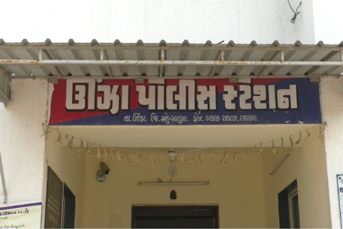 એ દરમિયાન વિષ્ણુભાઈ ખેતરમાં નજરેના પાડતા તેમણે ખેતરમાં વધુ તપાસ કરતા તેમણે પતિને ખેતરમાં મૃત હાલતમાં જોતા ત્યાં જ ઢળી પડ્યા હતા ત્યાર બાદ પોતાના પુત્રને ઘરેથી બોલાવી એમ્બ્યુલન્સ મારફતે ઊંઝા ખાતે મૃતકને લાવામાં આવ્યા હતા જ્યાં તબીબે એમણે મૃત જાહેર કર્યા હતા. સમગ્ર ઘટનાને લઈને ઊંઝા પોલીસે મનુભાઈ પટેલ વિરુદ્ધ ગુનો નોંધી વધુ તપાસ હાથ ધરી છે એ દરમિયાન વિષ્ણુભાઈ ખેતરમાં નજરેના પાડતા તેમણે ખેતરમાં વધુ તપાસ કરતા તેમણે પતિને ખેતરમાં મૃત હાલતમાં જોતા ત્યાં જ ઢળી પડ્યા હતા ત્યાર બાદ પોતાના પુત્રને ઘરેથી બોલાવી એમ્બ્યુલન્સ મારફતે ઊંઝા ખાતે મૃતકને લાવામાં આવ્યા હતા જ્યાં તબીબે એમણે મૃત જાહેર કર્યા હતા. સમગ્ર ઘટનાને લઈને ઊંઝા પોલીસે મનુભાઈ પટેલ વિરુદ્ધ ગુનો નોંધી વધુ તપાસ હાથ ધરી છે