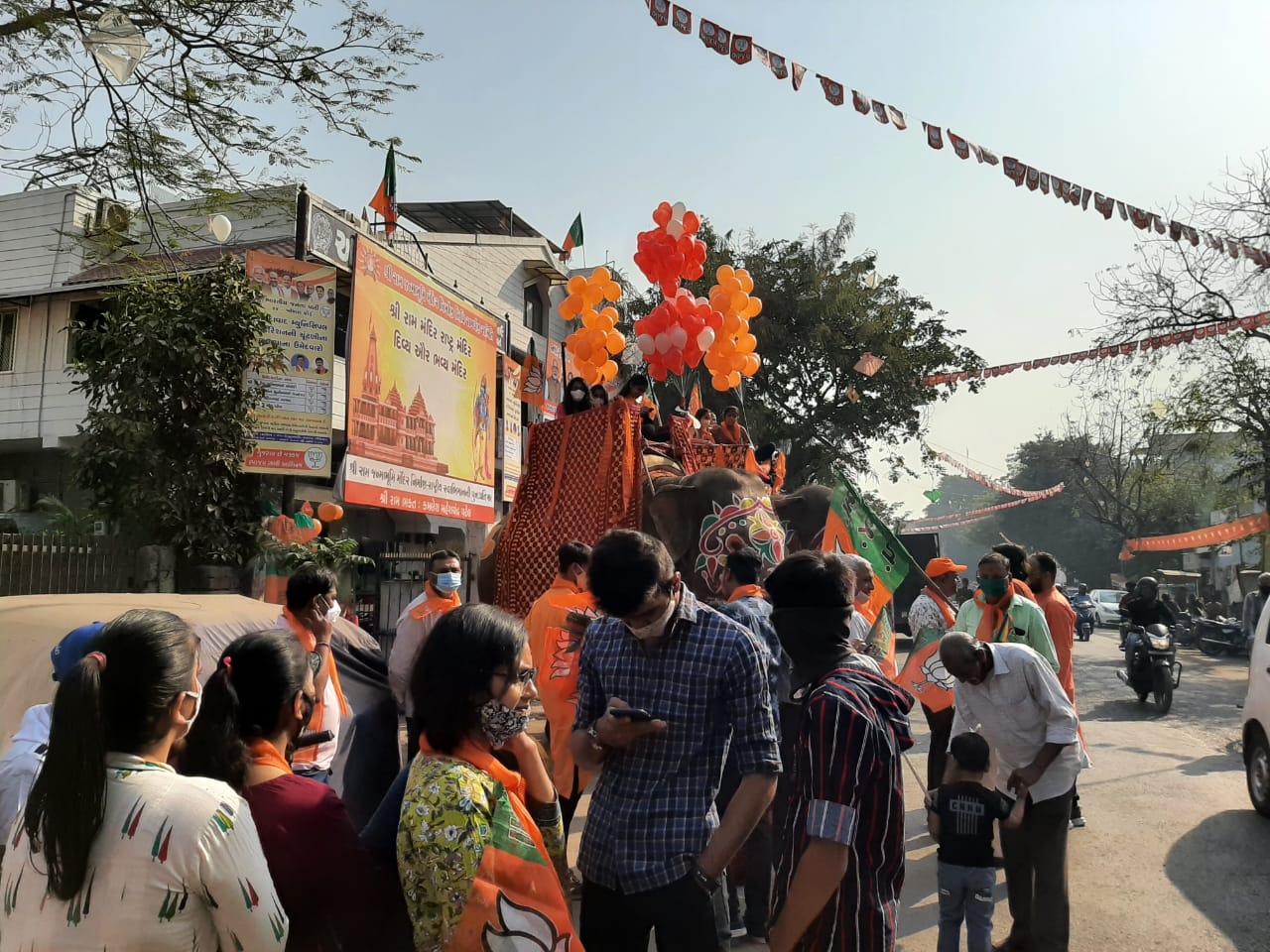 સ્થાનિક સ્વરાજની ચૂંટણીમાં પણ વેલેન્ટાઈન ડે નિમિત્તે માહોલ જોવા મળ્યો.ભાજપની રેલીમાં હમેશાં કેસરી કલર જોવા મળે તે પછી ફૂલ હોય ખેસ હોય કે પછી ફુગ્ગા હોય. પરંતુ મહાનગરપાલિકા ની ચૂંટણી પ્રચારમાં ખોખરા વોર્ડના ઉમેદવાર ની રેલીમાં આજે વેલેન્ટાઈન ડે નિમિતે દિલ આકારના લાલ કલરના ફુગ્ગા જોવા મળ્યા છે.જો કે ખોખરા વોર્ડના ભાજપના ઉમેદવાર ની રેલીમાં લાલ કલરના દિલ આકાર ના ફુગ્ગા આકર્ષણનું કેન્દ્ર બન્યું છે. સ્થાનિક સ્વરાજની ચૂંટણીમાં પણ વેલેન્ટાઈન ડે નિમિત્તે માહોલ જોવા મળ્યો.ભાજપની રેલીમાં હમેશાં કેસરી કલર જોવા મળે તે પછી ફૂલ હોય ખેસ હોય કે પછી ફુગ્ગા હોય. પરંતુ મહાનગરપાલિકા ની ચૂંટણી પ્રચારમાં ખોખરા વોર્ડના ઉમેદવાર ની રેલીમાં આજે વેલેન્ટાઈન ડે નિમિતે દિલ આકારના લાલ કલરના ફુગ્ગા જોવા મળ્યા છે.જો કે ખોખરા વોર્ડના ભાજપના ઉમેદવાર ની રેલીમાં લાલ કલરના દિલ આકાર ના ફુગ્ગા આકર્ષણનું કેન્દ્ર બન્યું છે.