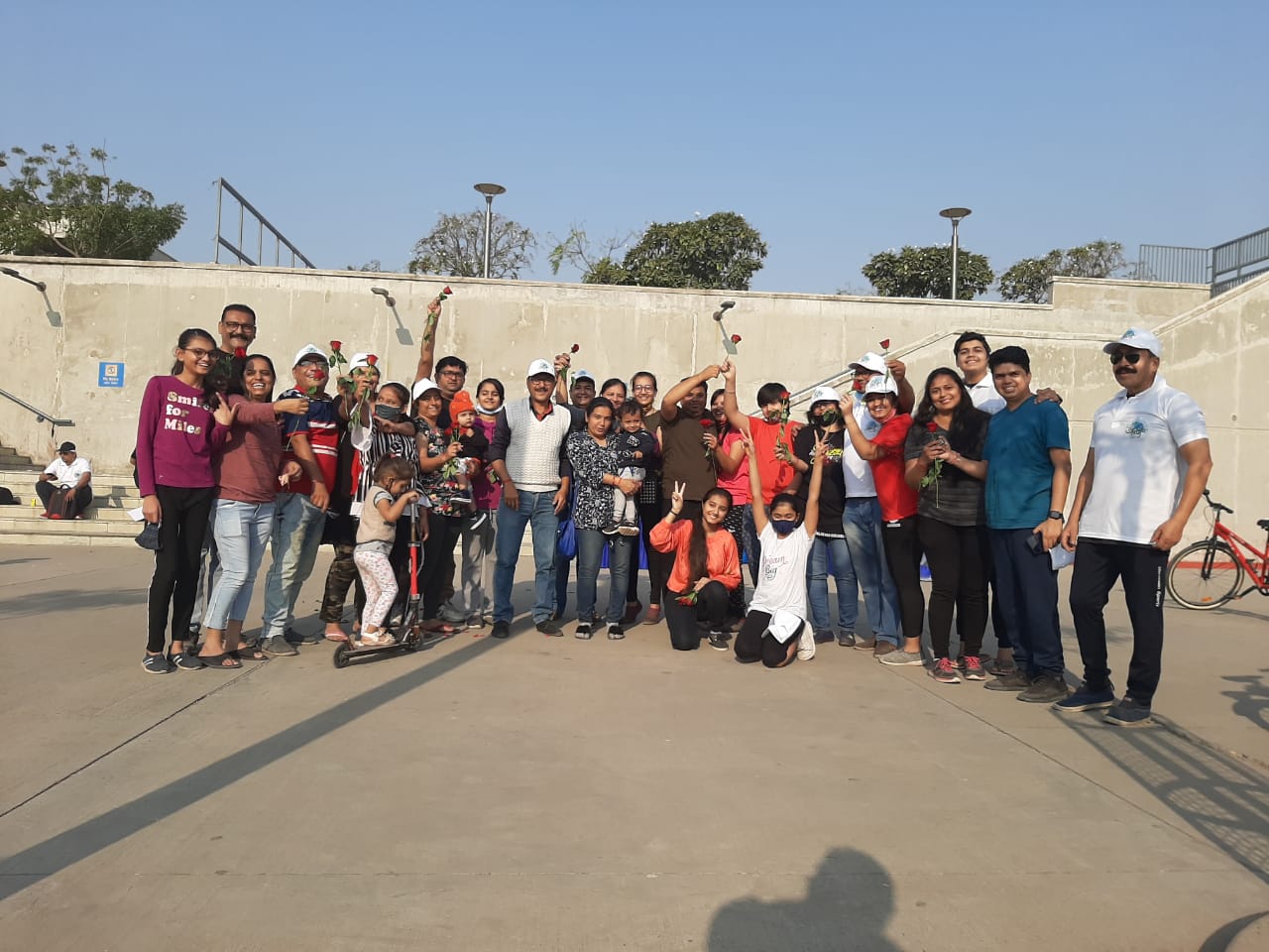 વેલેન્ટાઈન ડેના દિવસે રિવરફ્રન્ટ ખાતે પ્રેમી પંખીડા વધુ જોવા મળતા હોય છે. પરંતુ આજે પ્રેમી પંખીડા સાથે પરિવાર સાથે પણ વેલેન્ટાઈન ડે ની એક બીજાને ગુલાબ આપીને ઊજવણી કરવામાં આવી છે.રિવરફ્રન્ટ નો માહોલ અલગ જોવા મળ્યો.મ્યુઝિક, મસ્તી,સાથે લોકો મોજમાં જોવા મળ્યા. વેલેન્ટાઈન ડેના દિવસે રિવરફ્રન્ટ ખાતે પ્રેમી પંખીડા વધુ જોવા મળતા હોય છે. પરંતુ આજે પ્રેમી પંખીડા સાથે પરિવાર સાથે પણ વેલેન્ટાઈન ડે ની એક બીજાને ગુલાબ આપીને ઊજવણી કરવામાં આવી છે.રિવરફ્રન્ટ નો માહોલ અલગ જોવા મળ્યો.મ્યુઝિક, મસ્તી,સાથે લોકો મોજમાં જોવા મળ્યા.