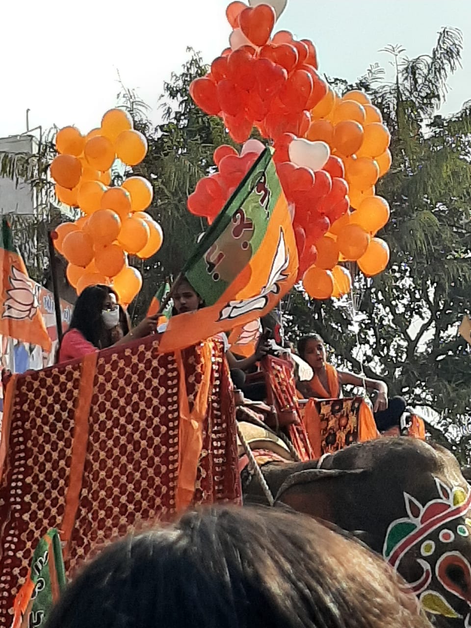 આ રેલીમાં ઉમેદવારના પ્રચાર માટે ખાસ રેડ કલરના ફૂગ્ગાઓ સેફ્રોન ફૂગ્ગાઓની વચ્ચે મૂકવામાં આવ્યા હતા. આમ કેસરિયા ભાજપના ઉમેદવારોએ પણ પ્રેમના આ દિવસે મતદારોને રિઝવવવા માટે રેડ બલૂનનો સહારો લીધો હતો. આ રેલીમાં ઉમેદવારના પ્રચાર માટે ખાસ રેડ કલરના ફૂગ્ગાઓ સેફ્રોન ફૂગ્ગાઓની વચ્ચે મૂકવામાં આવ્યા હતા. આમ કેસરિયા ભાજપના ઉમેદવારોએ પણ પ્રેમના આ દિવસે મતદારોને રિઝવવવા માટે રેડ બલૂનનો સહારો લીધો હતો.