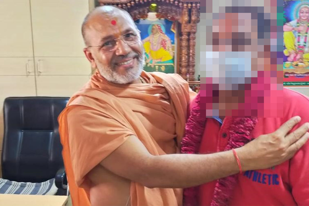 મહિલાના પતિની ફરિયાદ પ્રમાણે તેની પત્ની આઠમી ફેબ્રુઆરીના રોજથી મળી આવી નથી. આ મામલે ખેડા જિલ્લાના ચકલાસી પોલીસ સ્ટેશન ખાતે 10મી ફેબ્રુઆરીના રોજ પત્ની ગુમ થઈ હોય તેવી જાણવાજોગ ફરિયાદ કરવામાં આવી છે. પતિએ કરેલી પોલીસ અરજીમાં લખવામાં આવ્યું છે કે આધારસ્વરૂપ સ્વામી તેની પત્નીને મોહજાળમાં ફસાવીને ફરાર થઈ ગયા છે. ઉપરાંત તેઓ પોતાની હવસ સંતોષાયા બાદ પત્નીની હત્યા કરી નાખશે. મહિલાના પતિની ફરિયાદ પ્રમાણે તેની પત્ની આઠમી ફેબ્રુઆરીના રોજથી મળી આવી નથી. આ મામલે ખેડા જિલ્લાના ચકલાસી પોલીસ સ્ટેશન ખાતે 10મી ફેબ્રુઆરીના રોજ પત્ની ગુમ થઈ હોય તેવી જાણવાજોગ ફરિયાદ કરવામાં આવી છે. પતિએ કરેલી પોલીસ અરજીમાં લખવામાં આવ્યું છે કે આધારસ્વરૂપ સ્વામી તેની પત્નીને મોહજાળમાં ફસાવીને ફરાર થઈ ગયા છે. ઉપરાંત તેઓ પોતાની હવસ સંતોષાયા બાદ પત્નીની હત્યા કરી નાખશે.