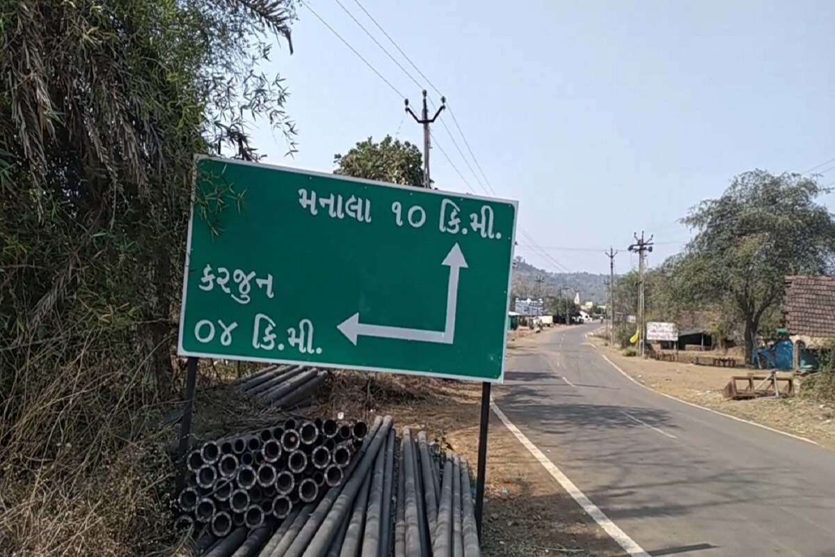 પોલીસ પાસેથી મળતી માહિતી મુજબ કપરાડા તાલુકાના સુખાલા ગામેથી આજે વહેલી સવારે ગૌ તસ્કરો ગાયને ભરી અને ફરાર થઈ રહ્યા હતા. જેની જાણ થતાં કપરાડા પોલીસની ટીમે ગૌ તસ્કરોનો પીછો કર્યો હતો. આમ કપરાડા તાલુકાના અંતરિયાળ ગ્રામ્ય રસ્તાઓ પર તસ્કરો અને પોલીસ વચ્ચે પકડદાવ ના ફિલ્મી દ્રશ્યો સર્જાયા હતા. પોલીસ પાસેથી મળતી માહિતી મુજબ કપરાડા તાલુકાના સુખાલા ગામેથી આજે વહેલી સવારે ગૌ તસ્કરો ગાયને ભરી અને ફરાર થઈ રહ્યા હતા. જેની જાણ થતાં કપરાડા પોલીસની ટીમે ગૌ તસ્કરોનો પીછો કર્યો હતો. આમ કપરાડા તાલુકાના અંતરિયાળ ગ્રામ્ય રસ્તાઓ પર તસ્કરો અને પોલીસ વચ્ચે પકડદાવ ના ફિલ્મી દ્રશ્યો સર્જાયા હતા.
