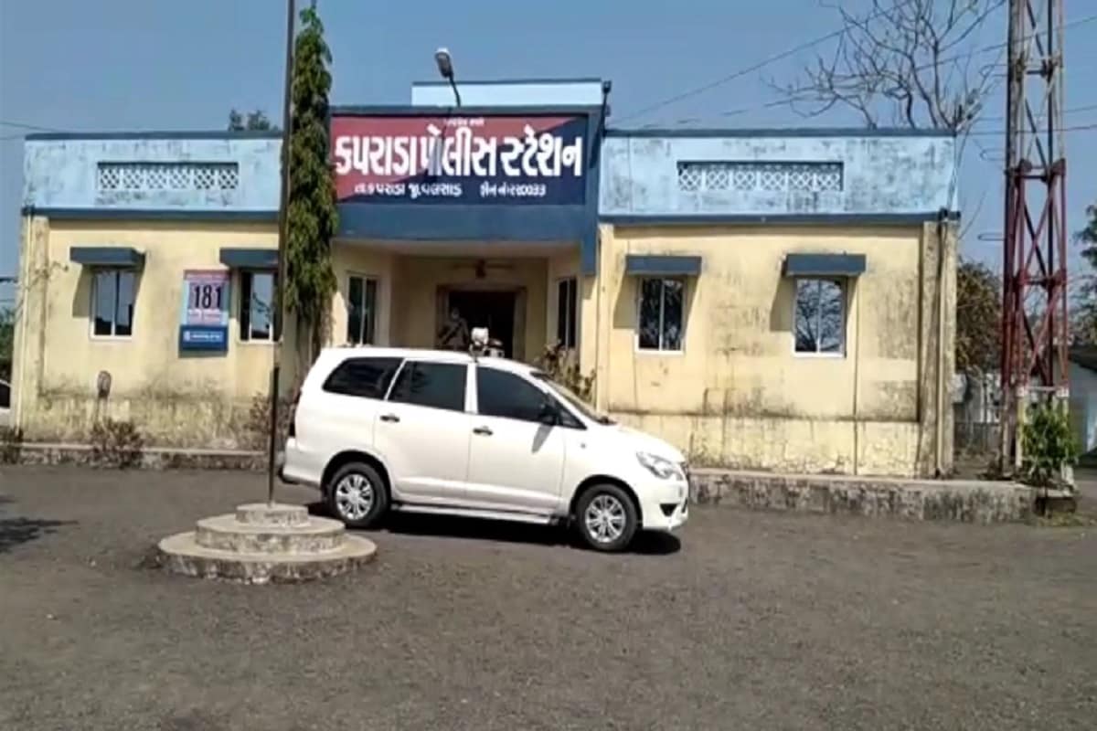 જેને પગલે આજે વલસાડ જિલ્લામાં આતંક મચાવનાર ગૌતસ્કરો અને કપરાાડ પોલીસનો આમનો સામનો થયો હતો. જેમાં તસ્કરોએ પોલીસની ટીમ પર પથ્થરમારો કરી અને ગાડી ચલાવવાનો પ્રયાસ કરી અને પોલીસ પર જીવલેણ હુમલો કર્યો હતો..આથી પોલીસે બે રાઉન્ડ ફાયરિંગ કરવાની ફરજ પડી હતી.. આમ આ ઘટનાને કારણે સમગ્ર વિસ્તારમાં ખળભળાટ મચી ગયો છે. તો બેફામ બનેલા ગૌ તસ્કરો નિ શાન ઠેકાણે લાવવા વલસાડ જિલ્લાની પોલીસ પોતાના બાતમીદારો નું નેટવર્ક સક્રિય કરી અને ફરાર થયેલા તસ્કરોને ઝડપવા માટે તમામ દિશામાં તપાસ જ કરી છે. જેને પગલે આજે વલસાડ જિલ્લામાં આતંક મચાવનાર ગૌતસ્કરો અને કપરાાડ પોલીસનો આમનો સામનો થયો હતો. જેમાં તસ્કરોએ પોલીસની ટીમ પર પથ્થરમારો કરી અને ગાડી ચલાવવાનો પ્રયાસ કરી અને પોલીસ પર જીવલેણ હુમલો કર્યો હતો..આથી પોલીસે બે રાઉન્ડ ફાયરિંગ કરવાની ફરજ પડી હતી.. આમ આ ઘટનાને કારણે સમગ્ર વિસ્તારમાં ખળભળાટ મચી ગયો છે. તો બેફામ બનેલા ગૌ તસ્કરો નિ શાન ઠેકાણે લાવવા વલસાડ જિલ્લાની પોલીસ પોતાના બાતમીદારો નું નેટવર્ક સક્રિય કરી અને ફરાર થયેલા તસ્કરોને ઝડપવા માટે તમામ દિશામાં તપાસ જ કરી છે.