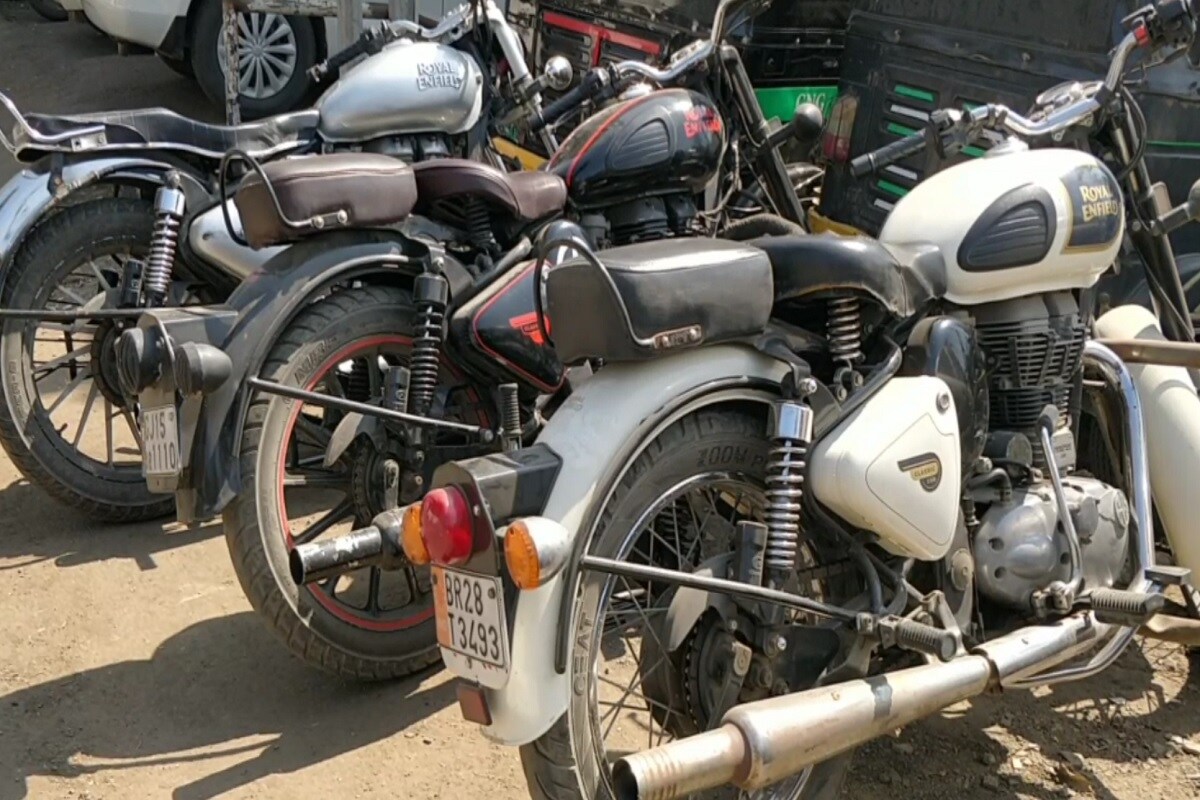 અને બુલેટ મોડીફાઇ કરી અને તેના સાઇલેન્સરને પણ પણ મોડીફાઇ કરી અને જાહેર રસ્તા ઉપર પૂર ઝડપે બુલેટ ચલાવી અને લોકોનું ધ્યાન આકર્ષિત કરવાનું એક ખોટું ચલણ ચાલી રહ્યું છે. અને બુલેટ મોડીફાઇ કરી અને તેના સાઇલેન્સરને પણ પણ મોડીફાઇ કરી અને જાહેર રસ્તા ઉપર પૂર ઝડપે બુલેટ ચલાવી અને લોકોનું ધ્યાન આકર્ષિત કરવાનું એક ખોટું ચલણ ચાલી રહ્યું છે.