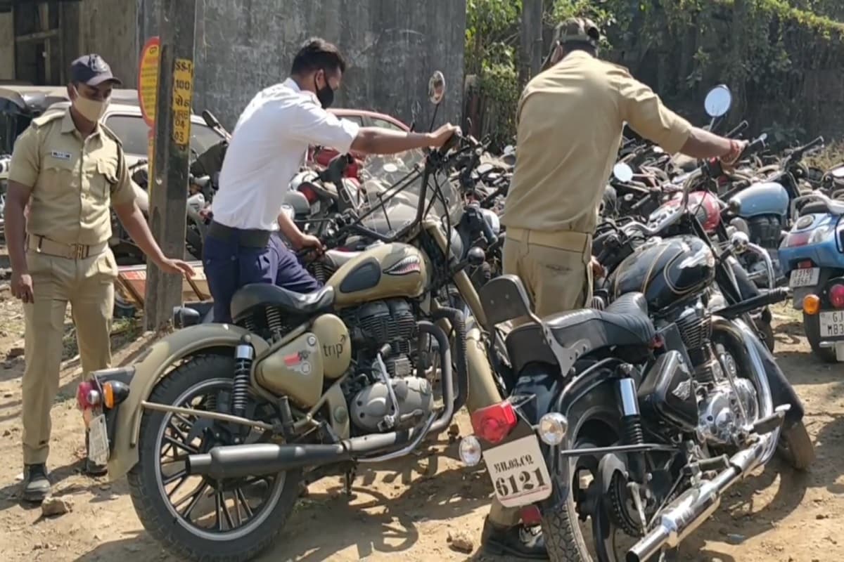 ભરતસિંહ વાઢેર, વલસાડ: વલસાડ જિલ્લામાં આજે પોલીસે જિલ્લાના વિવિધ શહેરોમાં બુલેટરાજાઓ (BulletRaja) પર તવાઈ બોલાવી હતી. બુલેટને મોડીફાઇ (Modify the bullet) કરી અને તેના સાઇલેન્સરને પણ મોડીફાઇડ કરી ધ્વનિ પ્રદૂષણ (Noise pollution) ફેલાવતા બુલેટરાજાઓની શાન ઠેકાણે લાવવા પોલીસે આજે વાપી અને વલસાડમાં વિશેષ અભિયાન હાથ ધર્યું હતું. ભરતસિંહ વાઢેર, વલસાડ: વલસાડ જિલ્લામાં આજે પોલીસે જિલ્લાના વિવિધ શહેરોમાં બુલેટરાજાઓ (BulletRaja) પર તવાઈ બોલાવી હતી. બુલેટને મોડીફાઇ (Modify the bullet) કરી અને તેના સાઇલેન્સરને પણ મોડીફાઇડ કરી ધ્વનિ પ્રદૂષણ (Noise pollution) ફેલાવતા બુલેટરાજાઓની શાન ઠેકાણે લાવવા પોલીસે આજે વાપી અને વલસાડમાં વિશેષ અભિયાન હાથ ધર્યું હતું.