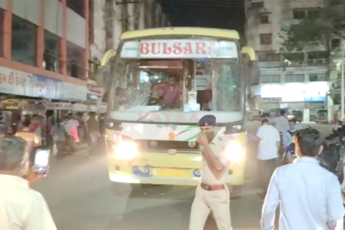 બનાવની વિગત એવી છે કે વલસાડના સહિદ ચોક વિસ્તારમાં આવેલા સાગર એપાર્ટમેન્ટમાં રહેતા અને વલસાડની વલસારા ટ્રાવેલ્સ નામની એક ખાનગી લક્ઝરી બસ ચલાવતા ગુલામ મોહમ્મદ શેખ નામના બસ ચાલક વલસાડ નજીક આવેલા કોસંબા ગામમાં લક્ઝરી બસ લઈને જાનમાં ગયા હતા. જાનને કોસંબામાં મૂક્યા બાદ તેઓ પરત અન્ય પેસેન્જરોને છોડવા માટે વલસાડ આવ્યા હતા. બનાવની વિગત એવી છે કે વલસાડના સહિદ ચોક વિસ્તારમાં આવેલા સાગર એપાર્ટમેન્ટમાં રહેતા અને વલસાડની વલસારા ટ્રાવેલ્સ નામની એક ખાનગી લક્ઝરી બસ ચલાવતા ગુલામ મોહમ્મદ શેખ નામના બસ ચાલક વલસાડ નજીક આવેલા કોસંબા ગામમાં લક્ઝરી બસ લઈને જાનમાં ગયા હતા. જાનને કોસંબામાં મૂક્યા બાદ તેઓ પરત અન્ય પેસેન્જરોને છોડવા માટે વલસાડ આવ્યા હતા.