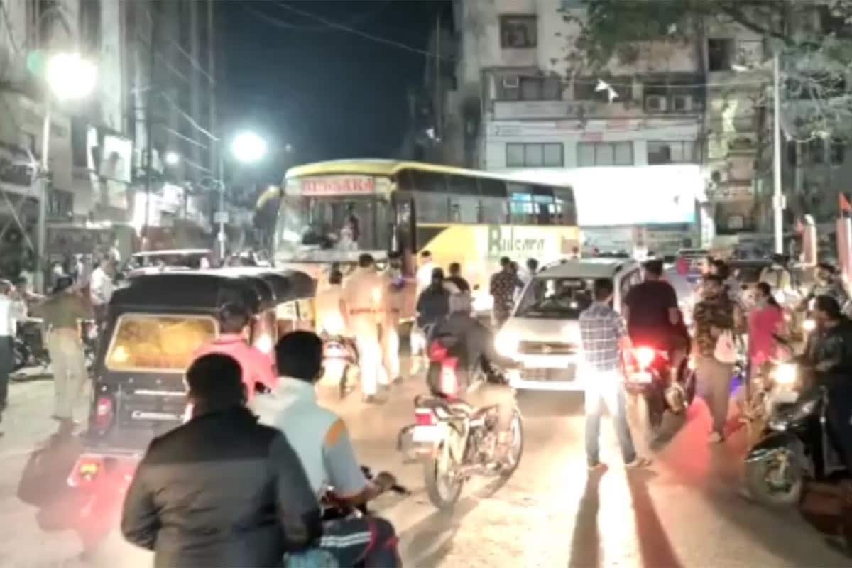 ખાનગી લક્ઝરી બસ પર પથ્થરમારો થતાં મામલો વલસાડ સિટી પોલીસ સ્ટેશન પહોંચ્યો હતો. પોલીસે બસ ચાાલકના નિવેદનના આધારે જરૂરી કાર્યવાહી હાથ ધરી છે. ખાનગી લક્ઝરી બસ પર પથ્થરમારો થતાં મામલો વલસાડ સિટી પોલીસ સ્ટેશન પહોંચ્યો હતો. પોલીસે બસ ચાાલકના નિવેદનના આધારે જરૂરી કાર્યવાહી હાથ ધરી છે.