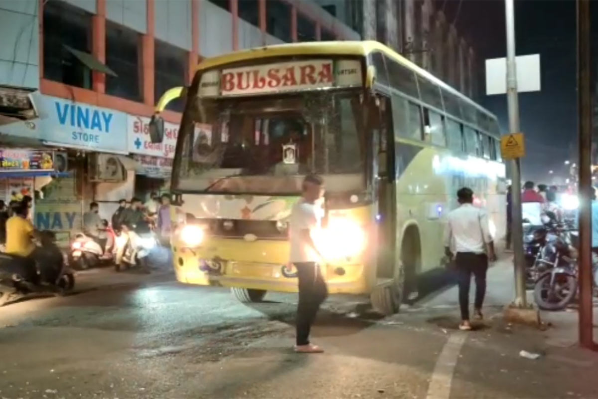 વલસાડના મધ્યમાં આવેલા જાહેર રસ્તા પર અને ભરબજારમાં બસ પર પથ્થરમારો થતાં થોડીવાર સુધી સમગ્ર વિસ્તારમાં દોડધામ મચી ગઇ હતી. ઘટનાની જાણ થતા જ વલસાડ સીટી પોલીસનો કાફલો સ્થળ પર પહોંચ્યો હતો અને પરિસ્થિતિ પર કાબૂ મેળવ્યો હતો. વલસાડના મધ્યમાં આવેલા જાહેર રસ્તા પર અને ભરબજારમાં બસ પર પથ્થરમારો થતાં થોડીવાર સુધી સમગ્ર વિસ્તારમાં દોડધામ મચી ગઇ હતી. ઘટનાની જાણ થતા જ વલસાડ સીટી પોલીસનો કાફલો સ્થળ પર પહોંચ્યો હતો અને પરિસ્થિતિ પર કાબૂ મેળવ્યો હતો.