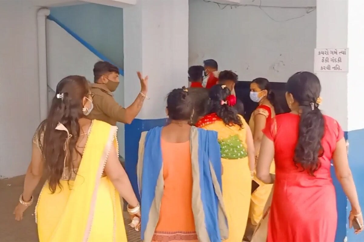બનાવની વિગતે વાત કરીએ તો વલસાડના છીપવાડ વિસ્તારમાં આવેલા નવકાર એપાર્ટમેન્ટમાં રહેતા મયુર રાણા નામના એક શિક્ષક નવસારી જિલ્લાના બીલીમોરાની એક શાળામાં શિક્ષક તરીકે ફરજ બજાવે છે. શિક્ષક મયુર રાણા પર શાળાની એક 16 વર્ષની વિદ્યાર્થિનીની છેડતી કરી હોવાનો આક્ષેપ લાગ્યો છે. જે બાદમાં વિદ્યાર્થિનીના પરિવારજનો શિક્ષકના લગ્ન ચાલી રહ્યા હતા ત્યારે જ ત્યાં પહોંચી ગયા હતા. બનાવની વિગતે વાત કરીએ તો વલસાડના છીપવાડ વિસ્તારમાં આવેલા નવકાર એપાર્ટમેન્ટમાં રહેતા મયુર રાણા નામના એક શિક્ષક નવસારી જિલ્લાના બીલીમોરાની એક શાળામાં શિક્ષક તરીકે ફરજ બજાવે છે. શિક્ષક મયુર રાણા પર શાળાની એક 16 વર્ષની વિદ્યાર્થિનીની છેડતી કરી હોવાનો આક્ષેપ લાગ્યો છે. જે બાદમાં વિદ્યાર્થિનીના પરિવારજનો શિક્ષકના લગ્ન ચાલી રહ્યા હતા ત્યારે જ ત્યાં પહોંચી ગયા હતા.