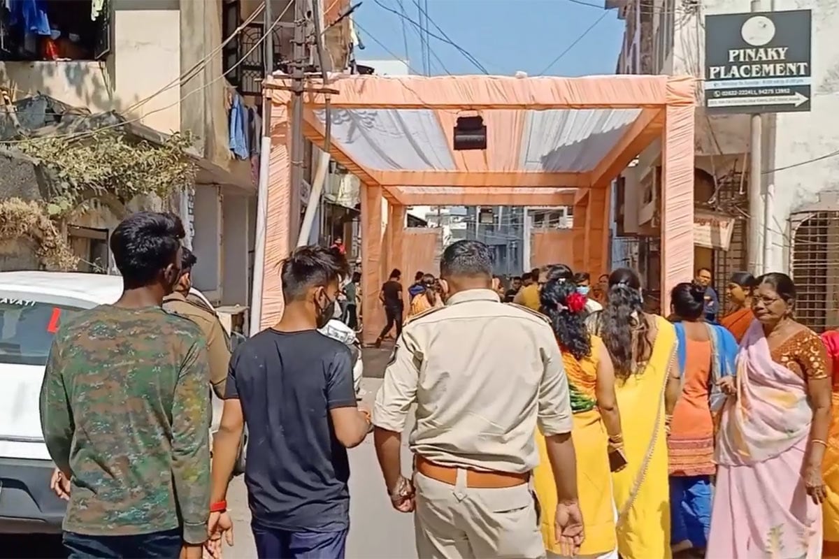 પોલીસ પણ જાણે પૂરી તૈયારી સાથે પહોંચી હોય તેમ પરિસ્થિતિ વણસે તે પહેલા જ પીઠી ચોળેલા વરરાજાને પોલીસની ગાડીમાં ઉઠાવીને પોલીસ સ્ટેશન લઈ ગઈ હતી. પોલીસ પણ જાણે પૂરી તૈયારી સાથે પહોંચી હોય તેમ પરિસ્થિતિ વણસે તે પહેલા જ પીઠી ચોળેલા વરરાજાને પોલીસની ગાડીમાં ઉઠાવીને પોલીસ સ્ટેશન લઈ ગઈ હતી.