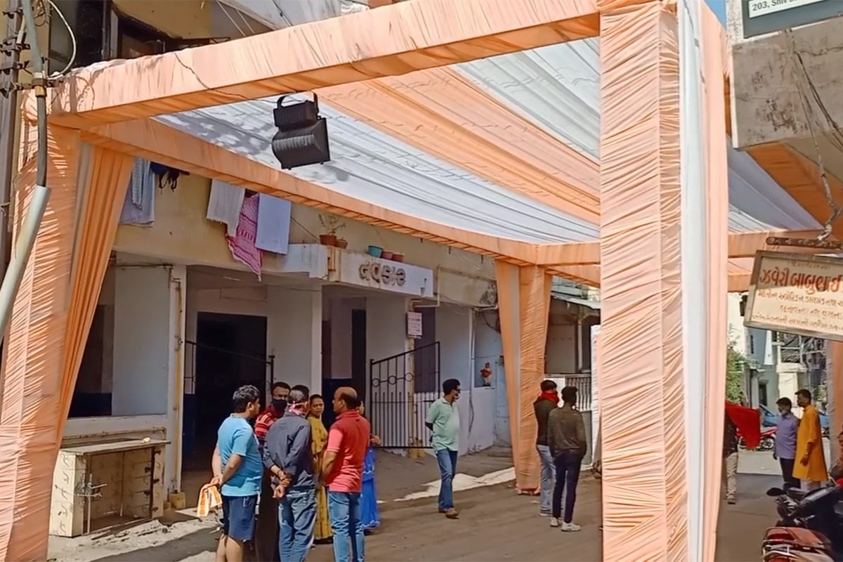 શિક્ષક વરરાજાના લગ્ન મંડપમાં લગ્નનાં ગીતો ગૂંજી રહ્યા હતા એ વખતે જ છેડતીનો ભોગ બનેલી વિદ્યાર્થિનીના પરિવારજનો પોલીસને લઈને પહોંચતા લગ્નમાં ભંગ પડ્યો હતો. શિક્ષક વરરાજાના લગ્ન મંડપમાં લગ્નનાં ગીતો ગૂંજી રહ્યા હતા એ વખતે જ છેડતીનો ભોગ બનેલી વિદ્યાર્થિનીના પરિવારજનો પોલીસને લઈને પહોંચતા લગ્નમાં ભંગ પડ્યો હતો.