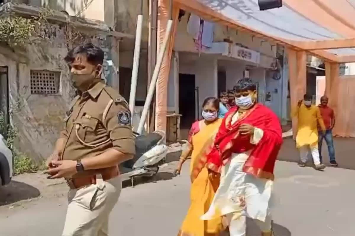 આ કેસમાં પોલીસે પીઠી ચોળેલા વરરાજાની જ ધરપકડ કરી હતી અને તેને પોલીસ સ્ટેશન લઈ ગઈ હતી. વલસાડ પોલીસે કાર્યવાહી કર્યા બાદ મામલો નવસારી જિલ્લાનો હોવાથી વલસાડ પોલીસે આરોપી વરરાજા શિક્ષક મયુર રાણાને નવસારી પોલીસના હવાલે કરવાની તજવીજ હાથ ધરી હતી. આ કેસમાં પોલીસે પીઠી ચોળેલા વરરાજાની જ ધરપકડ કરી હતી અને તેને પોલીસ સ્ટેશન લઈ ગઈ હતી. વલસાડ પોલીસે કાર્યવાહી કર્યા બાદ મામલો નવસારી જિલ્લાનો હોવાથી વલસાડ પોલીસે આરોપી વરરાજા શિક્ષક મયુર રાણાને નવસારી પોલીસના હવાલે કરવાની તજવીજ હાથ ધરી હતી.