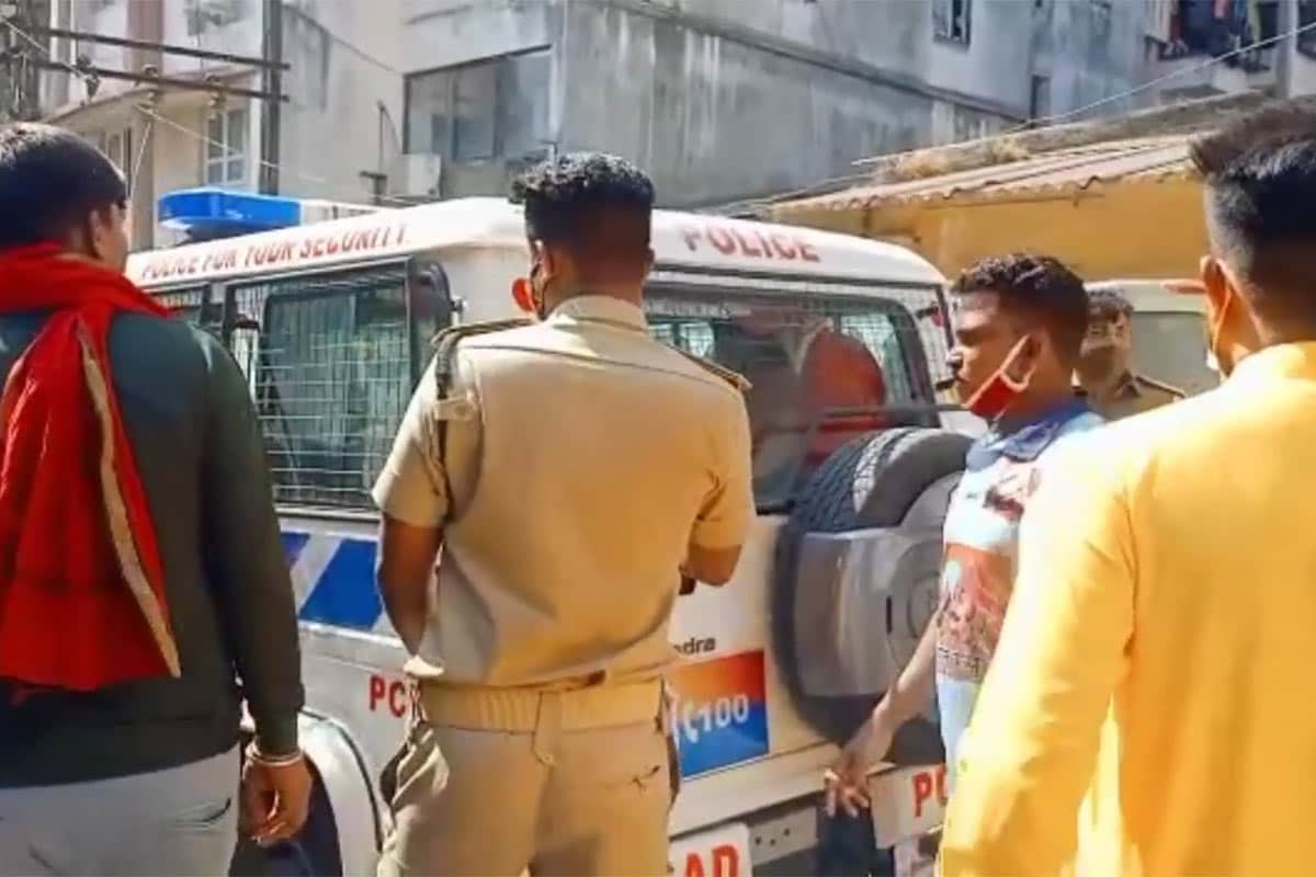 પીડિતના પરિવારજનો પહોંચ્યા ત્યારે શિક્ષકના લગ્ન લેવાઈ રહ્યા હતા અને પીઠીની વિધિ ચાલી રહી હતી. આ વખતે જ પીડિતાના પરિવારજનો પોલીસને લઈને લગ્ન મંડપમાં પહોંચ્યાં હતાં. પીડિતના પરિવારજનો પહોંચ્યા ત્યારે શિક્ષકના લગ્ન લેવાઈ રહ્યા હતા અને પીઠીની વિધિ ચાલી રહી હતી. આ વખતે જ પીડિતાના પરિવારજનો પોલીસને લઈને લગ્ન મંડપમાં પહોંચ્યાં હતાં.