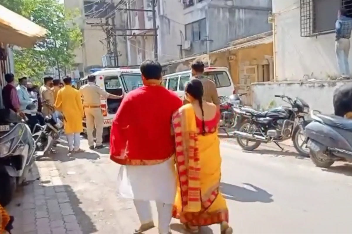 ભરતસિંહ વાઢેર, વલસાડ: વલસાડના છીપવાડ વિસ્તારમાં એક લગ્ન મંડપ (Marriage function)માં શિક્ષક વરરાજા જાન લઈને જાય તે પહેલાં જ પોલીસ વરઘોડો લઈને પહોંચી હતી! જે બાદમાં વરરાજાને ફટકારતા દોડધામ મચી ગઇ હતી. વ્યવસાયે શિક્ષક એવા વરરાજા (Groom)એ પોતાની શાળા (School)ની એક વિદ્યાર્થિનીની છેડતી કરી હોવાના આક્ષેપ સાથે પીડિતાના પરિવારજનો પોલીસ સાથે આરોપી શિક્ષકના લગ્ન મંડપમાં જ પહોંચી ગયા હતા. અહીં ધમાલ મચાવતા દોડધામ મચી ગઇ હતી. ભરતસિંહ વાઢેર, વલસાડ: વલસાડના છીપવાડ વિસ્તારમાં એક લગ્ન મંડપ (Marriage function)માં શિક્ષક વરરાજા જાન લઈને જાય તે પહેલાં જ પોલીસ વરઘોડો લઈને પહોંચી હતી! જે બાદમાં વરરાજાને ફટકારતા દોડધામ મચી ગઇ હતી. વ્યવસાયે શિક્ષક એવા વરરાજા (Groom)એ પોતાની શાળા (School)ની એક વિદ્યાર્થિનીની છેડતી કરી હોવાના આક્ષેપ સાથે પીડિતાના પરિવારજનો પોલીસ સાથે આરોપી શિક્ષકના લગ્ન મંડપમાં જ પહોંચી ગયા હતા. અહીં ધમાલ મચાવતા દોડધામ મચી ગઇ હતી.