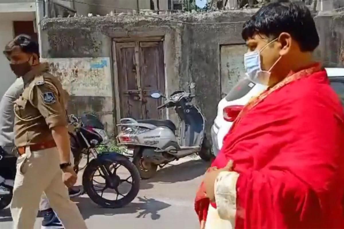 આમ વલસાડમાં એક શિક્ષકના લગ્ન મંડપમાં ધમાલ મચી હતી. શિક્ષક વરરાજા જાન લઈને કન્યાના માંડવે પહોંચે એ પહેલા જ પોલીસની હવાલાતની હવા ખાવાનો વારો આવ્યો હતો. આમ વલસાડમાં એક શિક્ષકના લગ્ન મંડપમાં ધમાલ મચી હતી. શિક્ષક વરરાજા જાન લઈને કન્યાના માંડવે પહોંચે એ પહેલા જ પોલીસની હવાલાતની હવા ખાવાનો વારો આવ્યો હતો.