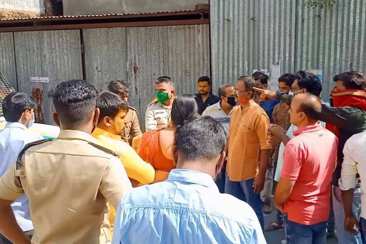 શિક્ષક વરરાજા મયુર રાણા પોતે જાન લઈ અને કન્યાના માંડવે પહોંચે એ પહેલા પીડિત વિદ્યાર્થિનીના પરિવારજનો પોલીસને લઇને વરરાજાના ઘરે પહોંચ્યા હતા. શિક્ષક વરરાજા મયુર રાણા પોતે જાન લઈ અને કન્યાના માંડવે પહોંચે એ પહેલા પીડિત વિદ્યાર્થિનીના પરિવારજનો પોલીસને લઇને વરરાજાના ઘરે પહોંચ્યા હતા.