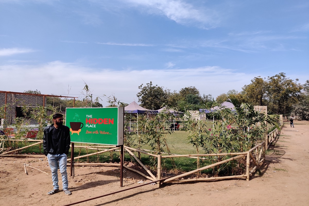 આ સાથે અલગ અલગ સેટ્સ ઉભા કરશે અને આ જે વેન્યુ રાખવામાં આવ્યું છે તે જગ્યા ઓપન કેફે હોવાથી કોઈની ભીડ પણ ન થાય અને 11 વાગ્યા પહેલા પાર્ટી પૂર્ણ કરવાનું આયોજન કરાશે. સાથે સાથે કપલ માટે ખાસ ગિફ્ટ પણ રાખવામાં આવશે અને ઓપન સીટીંગ અરેન્જમેન્ટ પણ કરવામાં આવશે. ડીજે કબીરનું કહેવું છે કે અનેક સમય બાદ યુવાધન પાર્ટી માં જોવા મળશે જેથી આ વખતે લોકોમાં વધુ ક્રેઝ પણ જોવા મળી રહ્યો છે. અને કોરોના ગાઈડલાઈનનું સંપૂર્ણ પાલન થાય તે મુજબ પાર્ટી યોજાશે અને શહેરભરમાં અત્યારસુધીમાં ચારેક પાર્ટીઓ યોજાશે તેવી માહિતી સામે આવી છે. આ સાથે અલગ અલગ સેટ્સ ઉભા કરશે અને આ જે વેન્યુ રાખવામાં આવ્યું છે તે જગ્યા ઓપન કેફે હોવાથી કોઈની ભીડ પણ ન થાય અને 11 વાગ્યા પહેલા પાર્ટી પૂર્ણ કરવાનું આયોજન કરાશે. સાથે સાથે કપલ માટે ખાસ ગિફ્ટ પણ રાખવામાં આવશે અને ઓપન સીટીંગ અરેન્જમેન્ટ પણ કરવામાં આવશે. ડીજે કબીરનું કહેવું છે કે અનેક સમય બાદ યુવાધન પાર્ટી માં જોવા મળશે જેથી આ વખતે લોકોમાં વધુ ક્રેઝ પણ જોવા મળી રહ્યો છે. અને કોરોના ગાઈડલાઈનનું સંપૂર્ણ પાલન થાય તે મુજબ પાર્ટી યોજાશે અને શહેરભરમાં અત્યારસુધીમાં ચારેક પાર્ટીઓ યોજાશે તેવી માહિતી સામે આવી છે.