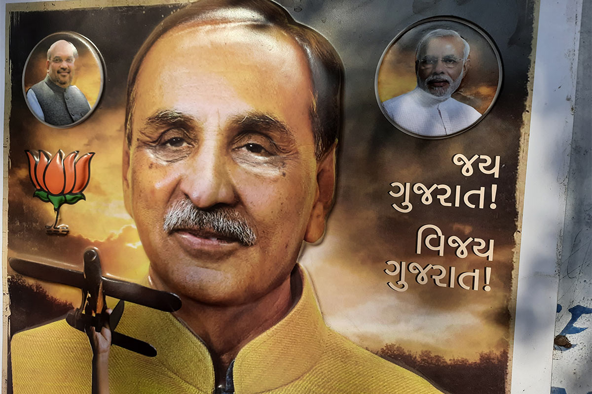 અંકિત પોપટ, રાજકોટ: રાજ્યના મુખ્યપ્રધાન વિજય રૂપાણી (Vijay Rupani) હાલ કોરોના સંક્રમિત છે. આ કારણે તેઓ સ્થાનિક સ્વરાજ્યની ચૂંટણી (Gujarat local body polls)માં પ્રચાર પ્રસાર નહીં કરી શકે. બીજી તરફ મુખ્યપ્રધાન વિજય રૂપાણીના હૉમટાઉન એવા રાજકોટ શહેર (RMC Election)માં પ્રથમ વખત દાયકાઓ બાદ એક એવી ચૂંટણી યોજાઈ રહી છે, જેના પ્રચાર-પ્રસાર સમયે મુખ્યપ્રધાન વિજય રૂપાણી પ્રત્યક્ષ રીતે હાજર નથી. આમ છતાં ભારતીય જનતા પાર્ટી દ્વારા પરોક્ષ રીતે મુખ્યપ્રધાન વિજય રૂપાણીની હાજરી બતાવવા તમામ પ્રયાસો કરવામાં આવી રહ્યા છે. અંકિત પોપટ, રાજકોટ: રાજ્યના મુખ્યપ્રધાન વિજય રૂપાણી (Vijay Rupani) હાલ કોરોના સંક્રમિત છે. આ કારણે તેઓ સ્થાનિક સ્વરાજ્યની ચૂંટણી (Gujarat local body polls)માં પ્રચાર પ્રસાર નહીં કરી શકે. બીજી તરફ મુખ્યપ્રધાન વિજય રૂપાણીના હૉમટાઉન એવા રાજકોટ શહેર (RMC Election)માં પ્રથમ વખત દાયકાઓ બાદ એક એવી ચૂંટણી યોજાઈ રહી છે, જેના પ્રચાર-પ્રસાર સમયે મુખ્યપ્રધાન વિજય રૂપાણી પ્રત્યક્ષ રીતે હાજર નથી. આમ છતાં ભારતીય જનતા પાર્ટી દ્વારા પરોક્ષ રીતે મુખ્યપ્રધાન વિજય રૂપાણીની હાજરી બતાવવા તમામ પ્રયાસો કરવામાં આવી રહ્યા છે.