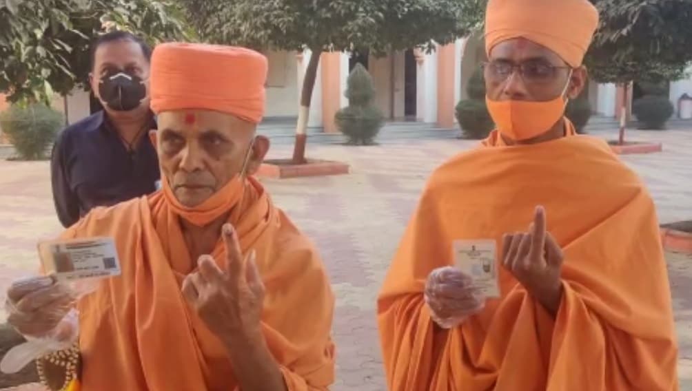 ગોંડલ અક્ષર મંદિર ના સંતો એ કર્યું મતદાન. ગોંડલ અક્ષર પુરષોતમસ્વામિનારાયણ ગુરુકુલ ખાતે સંતો એ કર્યું મતદાન. સંતો એ પણ પોતાની સામાજિક ફરજ નિભાવી ગોંડલમાં પણ મતદાન ને લઇ ને જોવા મળ્યા અલગ અલગ કલર બહોળી સંખ્યા માં સંતો એ કર્યું મતદાન સંતો દ્વારા વધુ માં વધુ લોકો મતદાન કરે તેવી અપીલ કરાઈ (હરિન માત્રાવાડિયા, રાજકોટ) ગોંડલ અક્ષર મંદિર ના સંતો એ કર્યું મતદાન. ગોંડલ અક્ષર પુરષોતમસ્વામિનારાયણ ગુરુકુલ ખાતે સંતો એ કર્યું મતદાન. સંતો એ પણ પોતાની સામાજિક ફરજ નિભાવી ગોંડલમાં પણ મતદાન ને લઇ ને જોવા મળ્યા અલગ અલગ કલર બહોળી સંખ્યા માં સંતો એ કર્યું મતદાન સંતો દ્વારા વધુ માં વધુ લોકો મતદાન કરે તેવી અપીલ કરાઈ (હરિન માત્રાવાડિયા, રાજકોટ)
