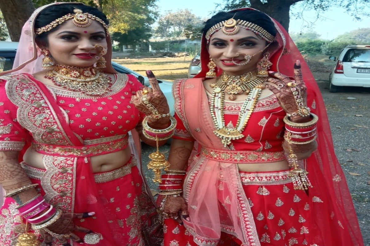 સુરતના કામરેજમાં પ્રભુતામાં પગલાં માંડતા પહેલા મતદાન થયું હતું. કામરેજ ની બે બહેનો એ લગ્ન પહેલા કર્યું મતદાન દીપલી અને રિદ્ધિ બન્ને બહેનોના આજે લગ્ન છે. (કેતન પટેલ, બારડોલી) જાગૃત નાગરિક તરીકે નિભાવી ફરજ મતાધિકાર ને આપી પ્રાથમિકતા સુરતના કામરેજમાં પ્રભુતામાં પગલાં માંડતા પહેલા મતદાન થયું હતું. કામરેજ ની બે બહેનો એ લગ્ન પહેલા કર્યું મતદાન દીપલી અને રિદ્ધિ બન્ને બહેનોના આજે લગ્ન છે. (કેતન પટેલ, બારડોલી) જાગૃત નાગરિક તરીકે નિભાવી ફરજ મતાધિકાર ને આપી પ્રાથમિકતા