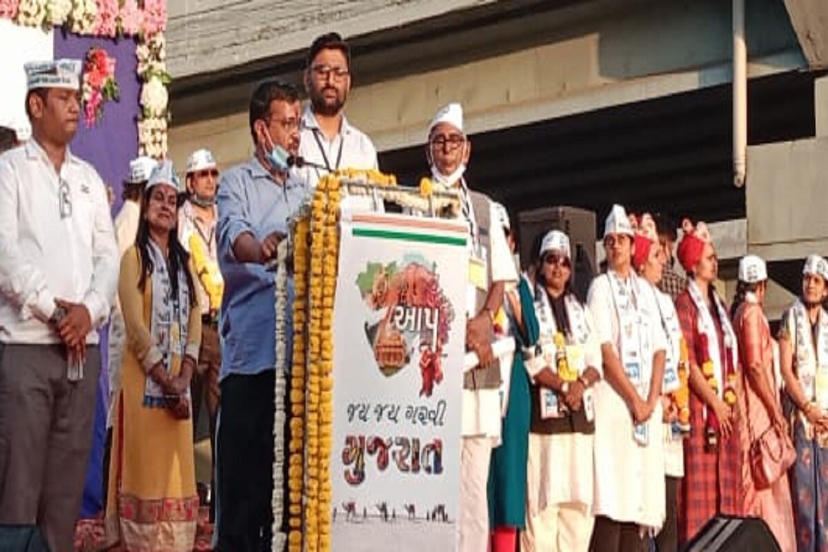 સુરત : દિલ્હીના મુખ્યમંત્રી અને આમ આદમી પાર્ટીના સંયોજક અરવિંદ કેજરીવાલે સુરતમાં રોડ શો બાદ એક સભાને સંબોધિત કરી હતી. જાહેર સભામાં અરવિંદ કેજરીવાલે સુરતની જનતાનો આભાર માનતા ભાજપા પર પ્રહાર કર્યો હતો. અરવિંદ કેજરીવાલે કહ્યું હતું કે 25 વર્ષમાં ભાજપે યુવાઓને નોકરી કેમ ન આપી? અમને 5 વર્ષ આપો પાછળના 25 વર્ષ ભૂલી જશો. ઉલ્લેખનીય છે કે સુરત મહાનગરપાલિકામાં 27 સીટ પર વિજય મેળવ્યા પછી કેજરીવાલ સુરતના એક દિવસીય પ્રવાસે આવ્યા છે. સુરત : દિલ્હીના મુખ્યમંત્રી અને આમ આદમી પાર્ટીના સંયોજક અરવિંદ કેજરીવાલે સુરતમાં રોડ શો બાદ એક સભાને સંબોધિત કરી હતી. જાહેર સભામાં અરવિંદ કેજરીવાલે સુરતની જનતાનો આભાર માનતા ભાજપા પર પ્રહાર કર્યો હતો. અરવિંદ કેજરીવાલે કહ્યું હતું કે 25 વર્ષમાં ભાજપે યુવાઓને નોકરી કેમ ન આપી? અમને 5 વર્ષ આપો પાછળના 25 વર્ષ ભૂલી જશો. ઉલ્લેખનીય છે કે સુરત મહાનગરપાલિકામાં 27 સીટ પર વિજય મેળવ્યા પછી કેજરીવાલ સુરતના એક દિવસીય પ્રવાસે આવ્યા છે.