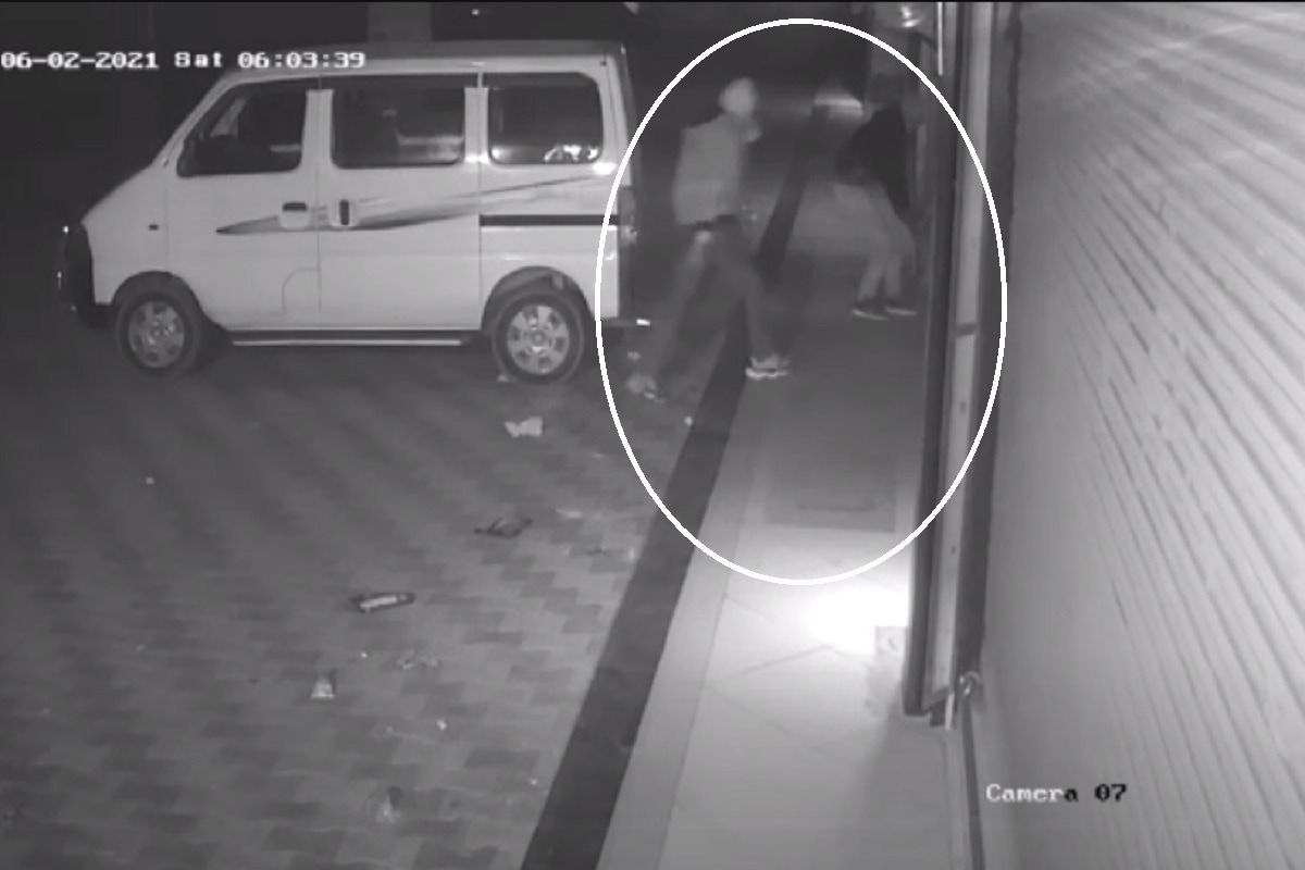 CCTV Video: અમદાવાદમાં ચોરોની હિંમત વધી, સવારે 6 વાગે મેડિકલ સ્ટોરમાંથી કરી 96 હજારની ચોરી