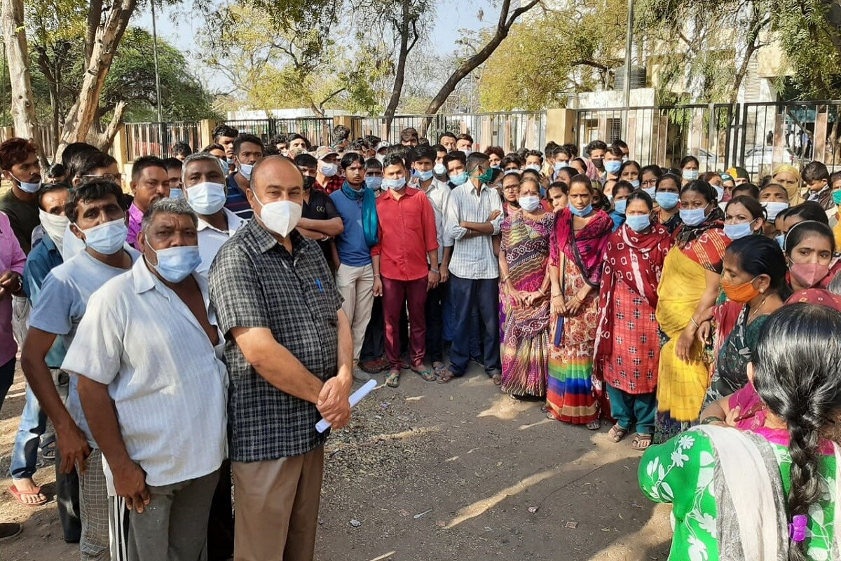 વિભુ પટેલ, અમદાવાદ: શહેરની (Ahmedabad) સોલા સિવિલ હૉસ્પિટલમાં (Sola Civil Hospital) ઓક્સિજનની પાઇપ ચોરી થઈ હતી. જોકે, પાઇપ ચોરી થયા બાદ તપાસ કરવામાં આવી હતી. પરંતુ સોલા સિવિલ હૉસ્પિટલમાં કામકર્તા વર્ગ ચારના કર્મચારીઓ પર આક્ષેપ કરવામાં આવ્યો. કર્મચારીઓનો આક્ષેપ છે કે, પોલીસ દ્વારા પૂછપરછના બદલે મારમારવામાં આવ્યો. કારણ બતાવવામાં આવ્યું નથી. આ મુદ્દાને લઈ સોલા સિવિલ હૉસ્પિટલના વર્ગ ચારના કર્મચારીઓ ગેટ પર બેસી ગયા અને પોતાના પર લાગયેલા આક્ષેપ તથ્યવિહીન હોવાનું જણાવ્યું. વિભુ પટેલ, અમદાવાદ: શહેરની (Ahmedabad) સોલા સિવિલ હૉસ્પિટલમાં (Sola Civil Hospital) ઓક્સિજનની પાઇપ ચોરી થઈ હતી. જોકે, પાઇપ ચોરી થયા બાદ તપાસ કરવામાં આવી હતી. પરંતુ સોલા સિવિલ હૉસ્પિટલમાં કામકર્તા વર્ગ ચારના કર્મચારીઓ પર આક્ષેપ કરવામાં આવ્યો. કર્મચારીઓનો આક્ષેપ છે કે, પોલીસ દ્વારા પૂછપરછના બદલે મારમારવામાં આવ્યો. કારણ બતાવવામાં આવ્યું નથી. આ મુદ્દાને લઈ સોલા સિવિલ હૉસ્પિટલના વર્ગ ચારના કર્મચારીઓ ગેટ પર બેસી ગયા અને પોતાના પર લાગયેલા આક્ષેપ તથ્યવિહીન હોવાનું જણાવ્યું.